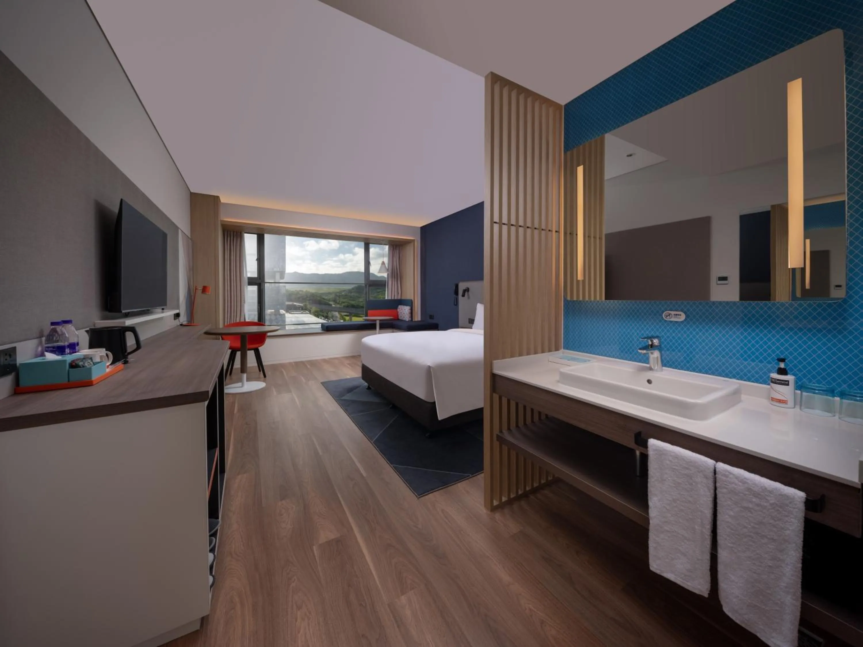 Standard King Room - High Floor in Holiday Inn Express Shenzhen Guangming Cloud Park by IHG