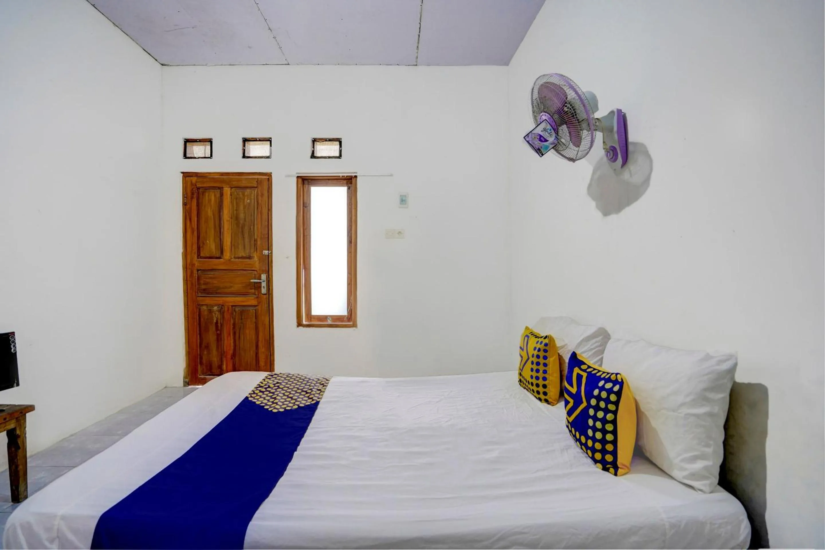 Budget Double Room in Hotel O Griya Sandi Syariah Rogojampi
