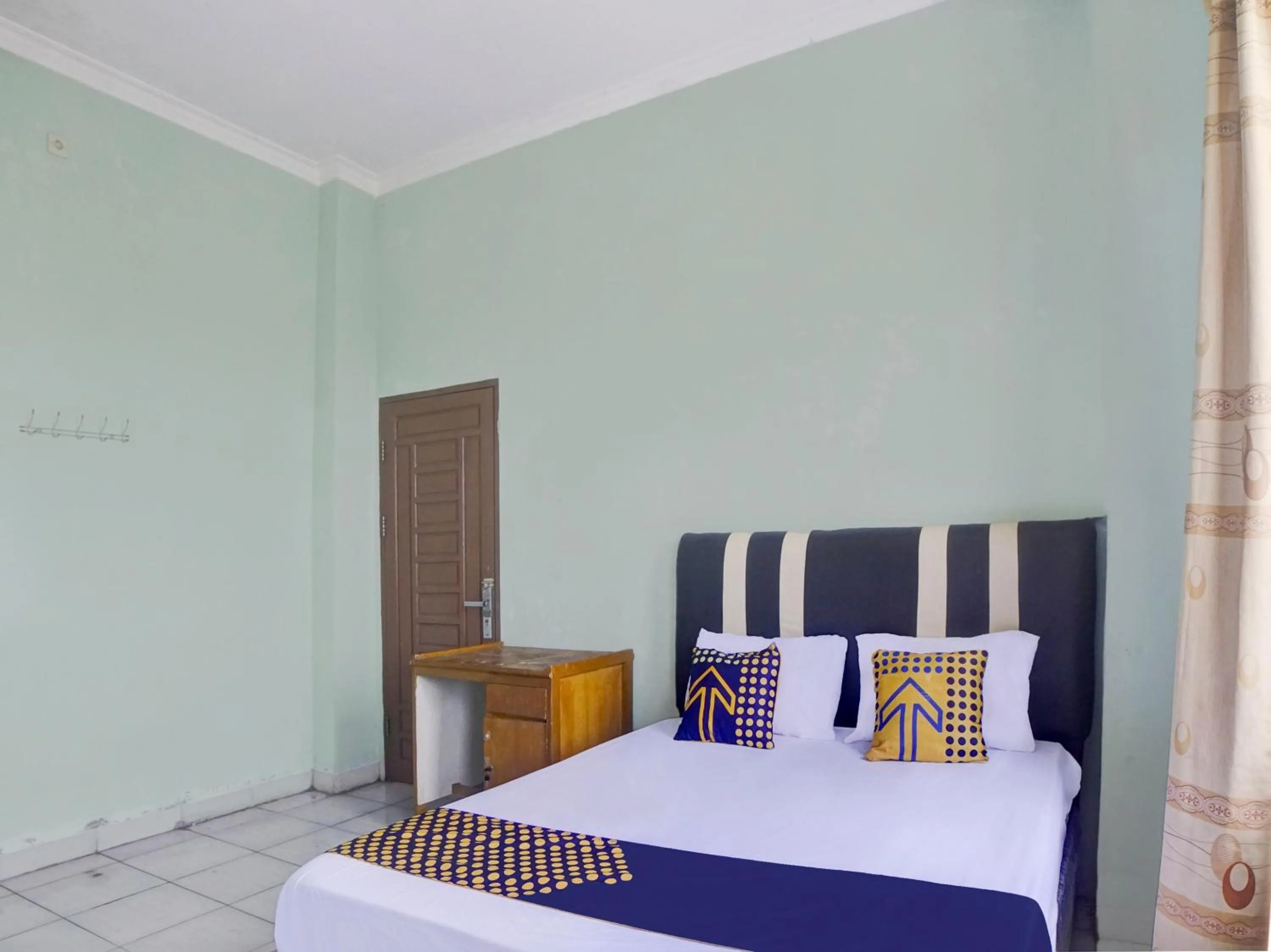 Budget Double Room in Hotel O Penginapan Pakam