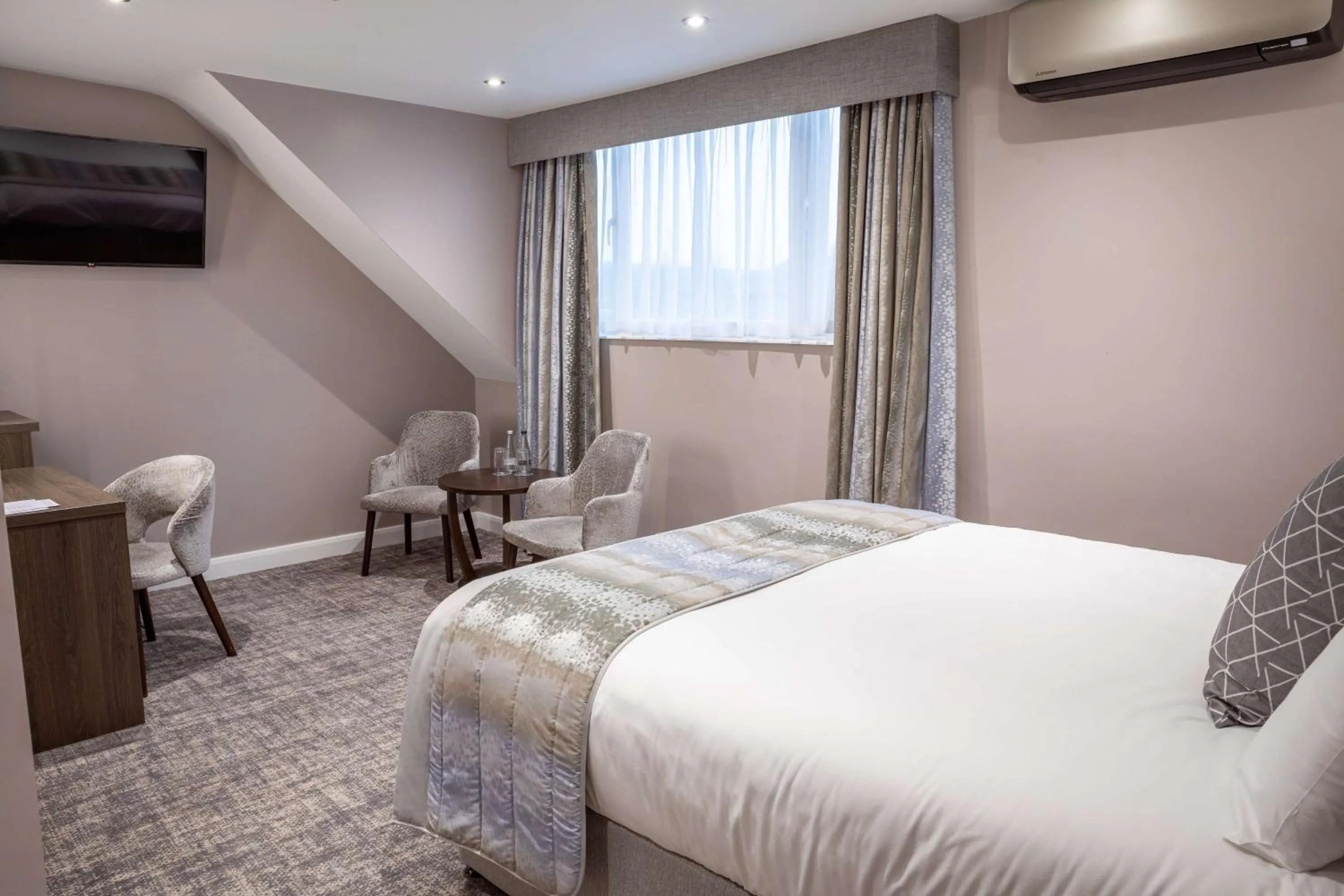 Deluxe King Room - Non-Smoking in Barton Manor Hotel & Spa; BW Signature Collection