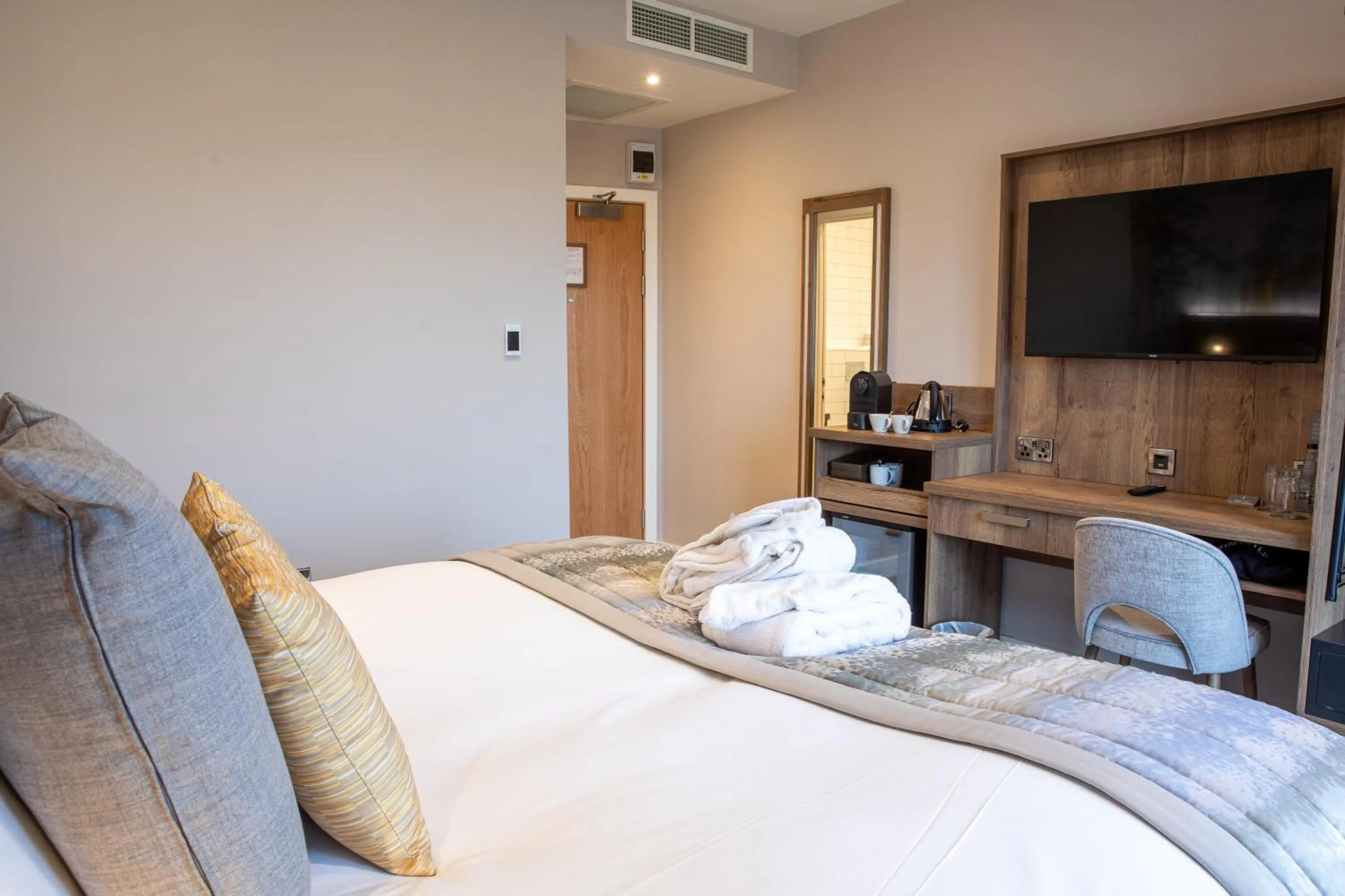 Executive King Room with Balcony and Garden View in Barton Manor Hotel & Spa; BW Signature Collection