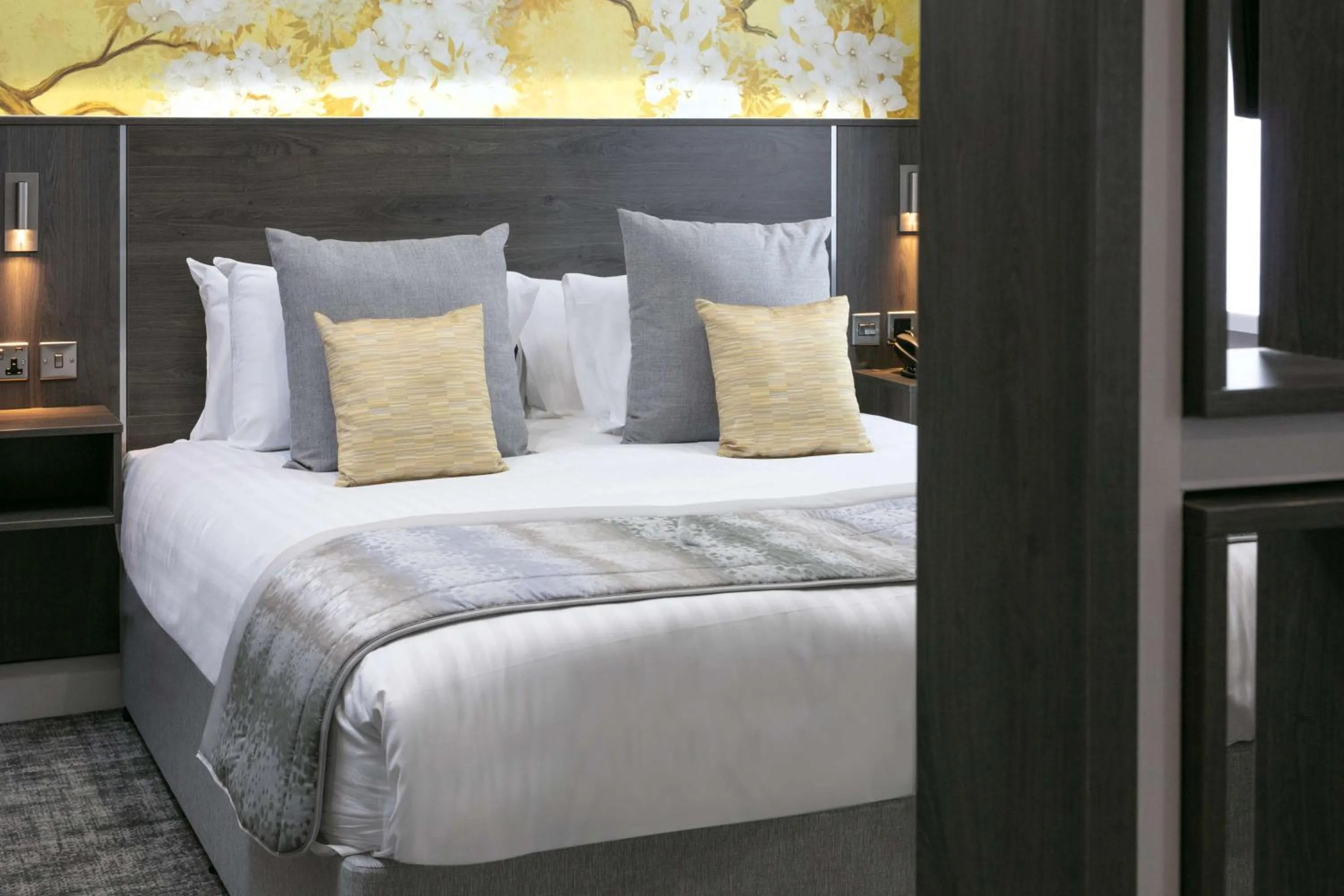 King Suite with Sofa Bed - Non-Smoking in Barton Manor Hotel & Spa; BW Signature Collection