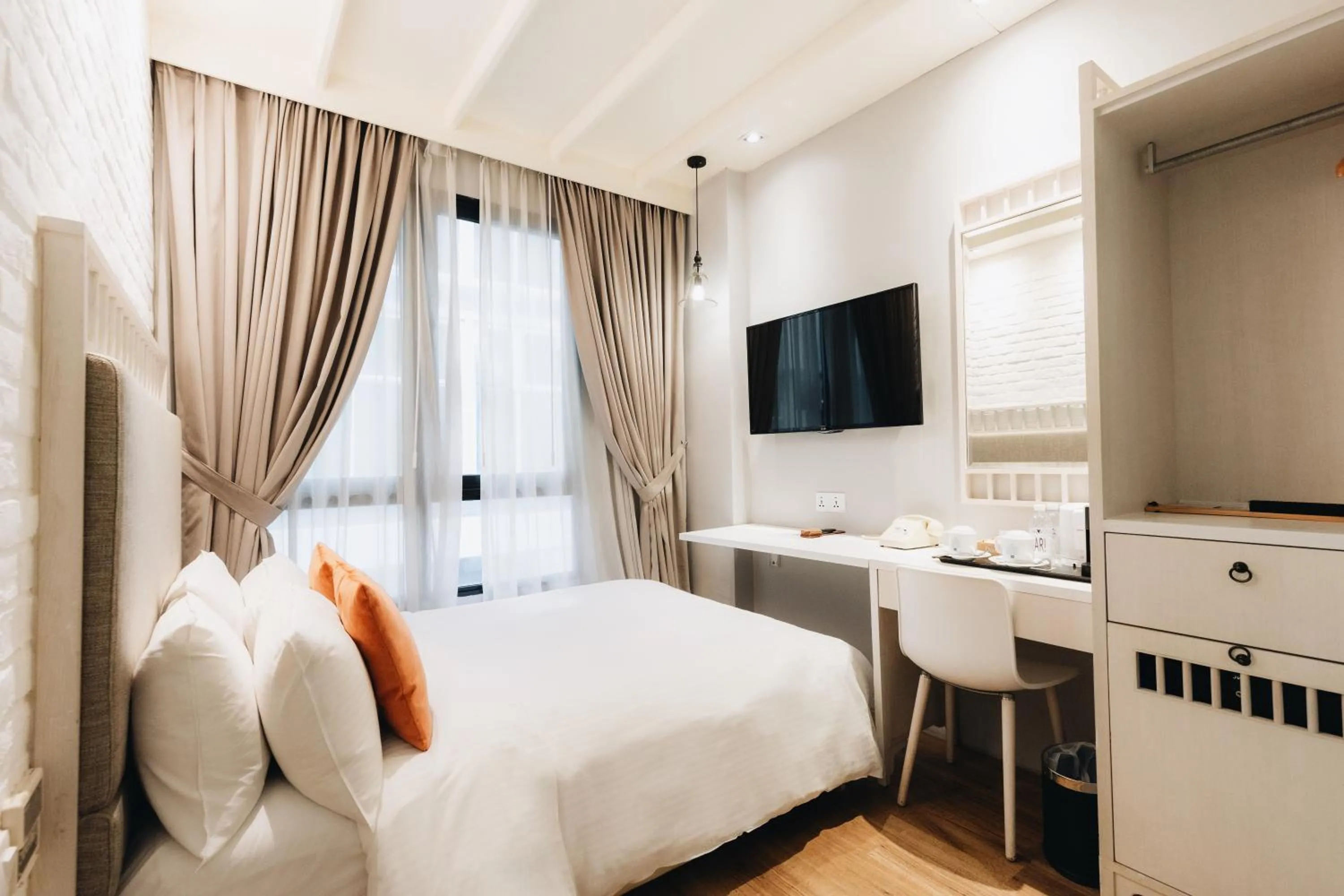 Quaint Queen in Hotel NuVe Heritage