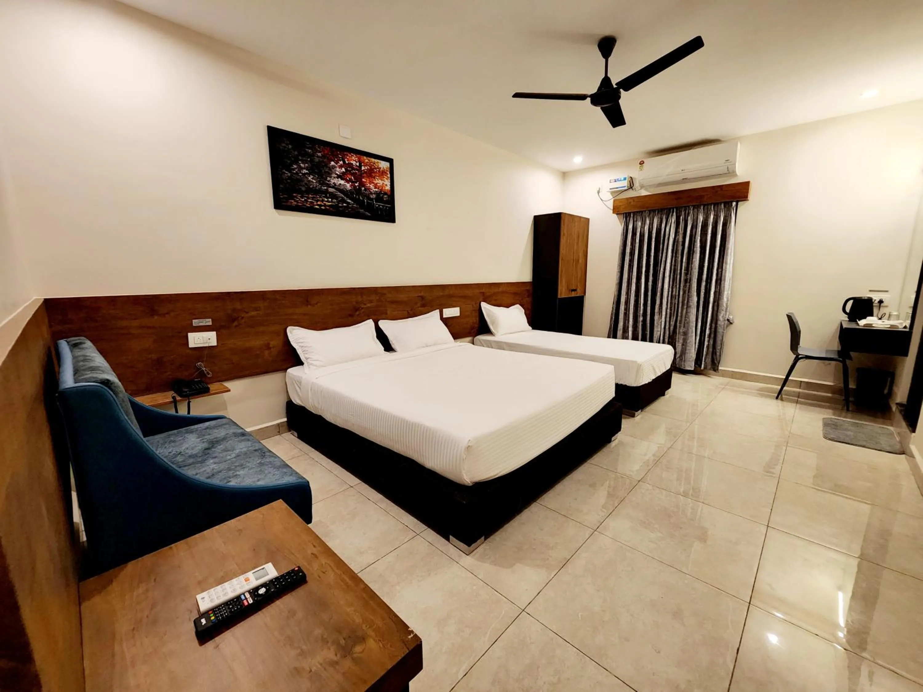 Deluxe Triple Room in Hotel Park Varaahi