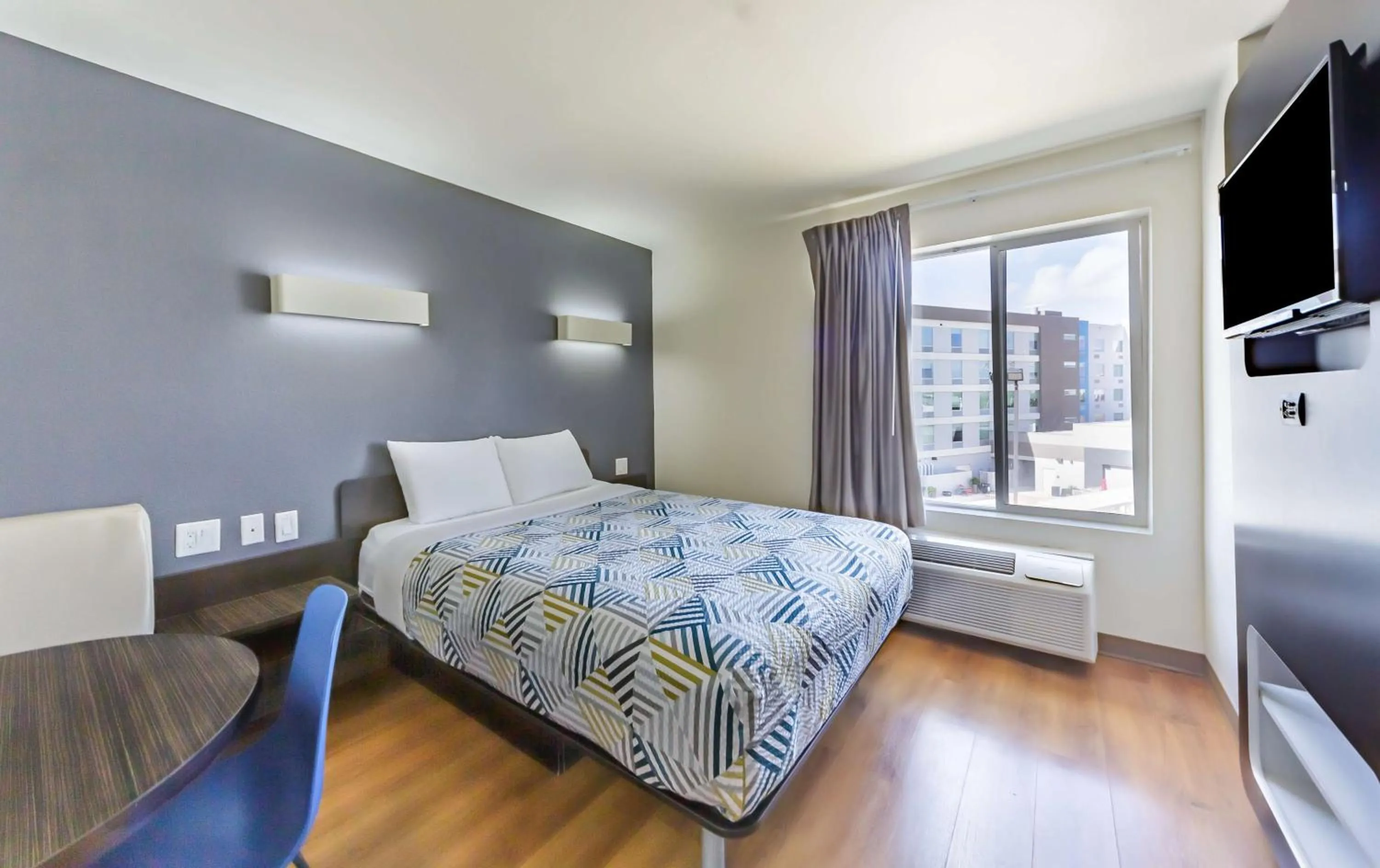 Queen Room - Non-Smoking in Motel 6-Laredo, TX - Airport