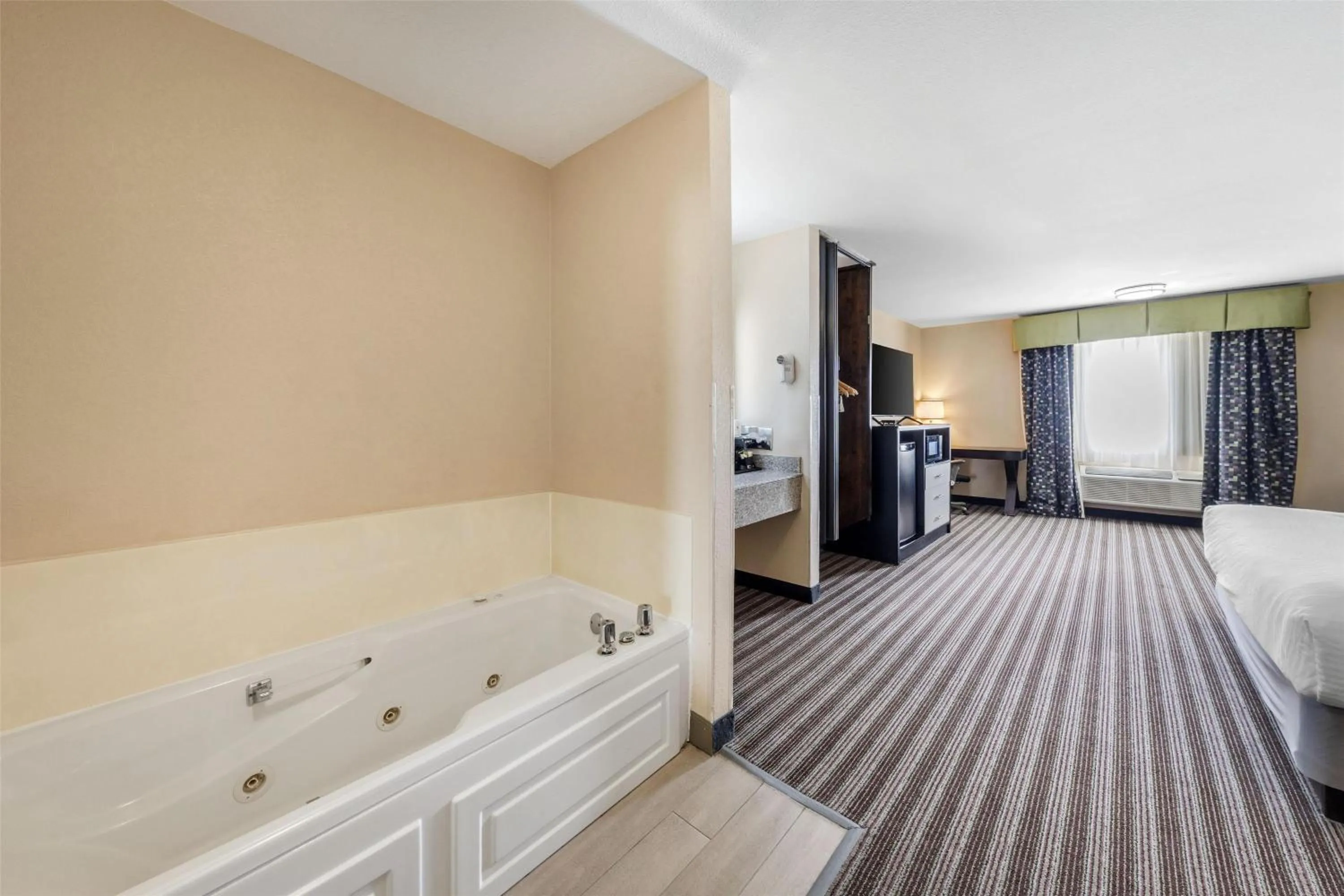 King Suite with Jetted Tub - Non-Smoking in Best Western Borger Inn