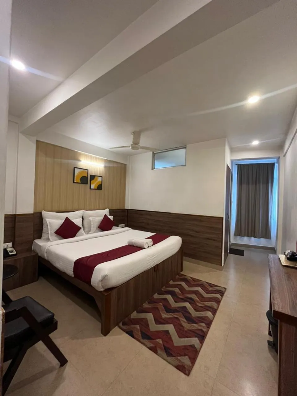 Deluxe King Room in HOTEL INDIANA