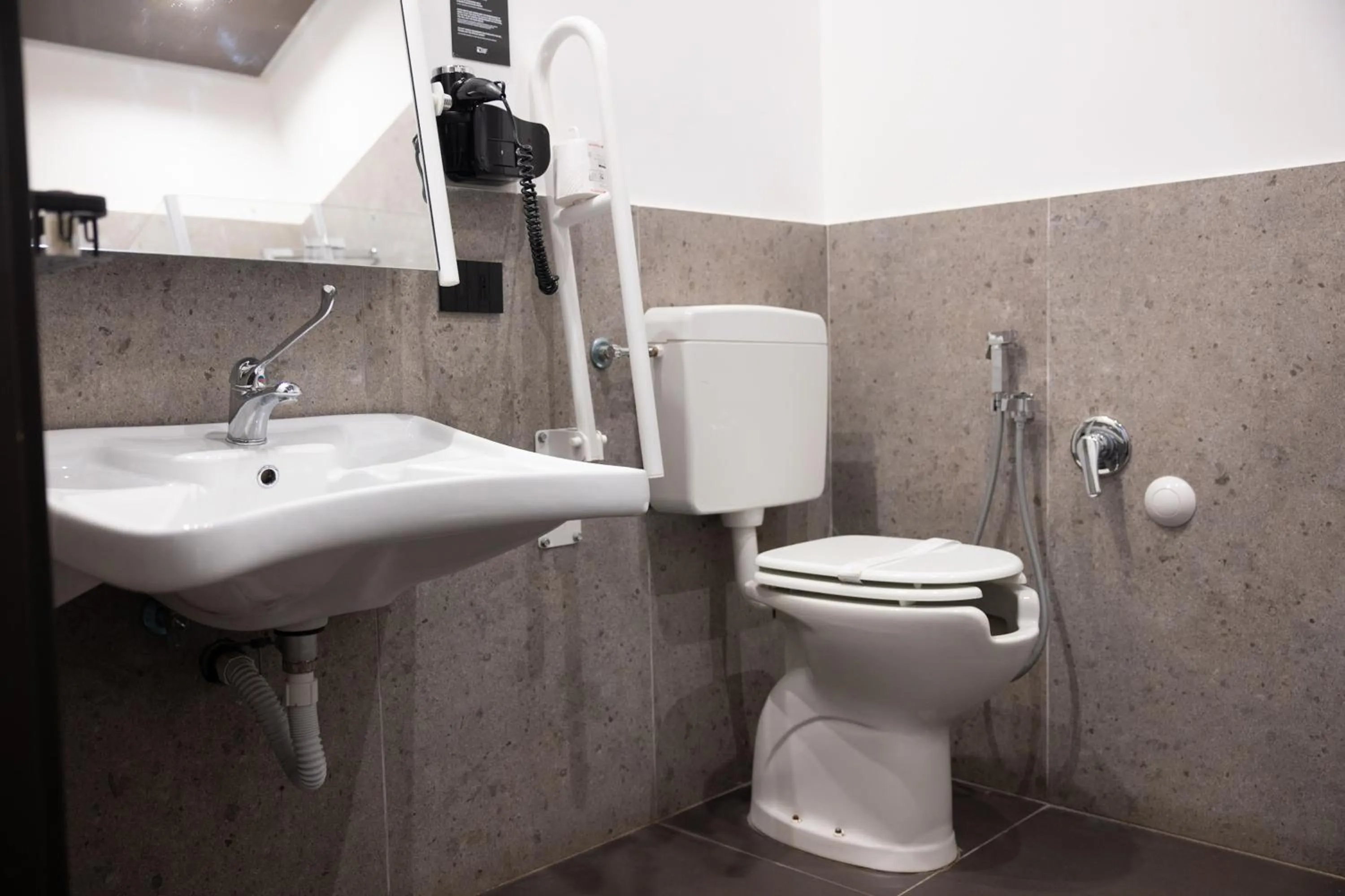 Double or Twin Room - Disability Access in Central Lodge Hotel