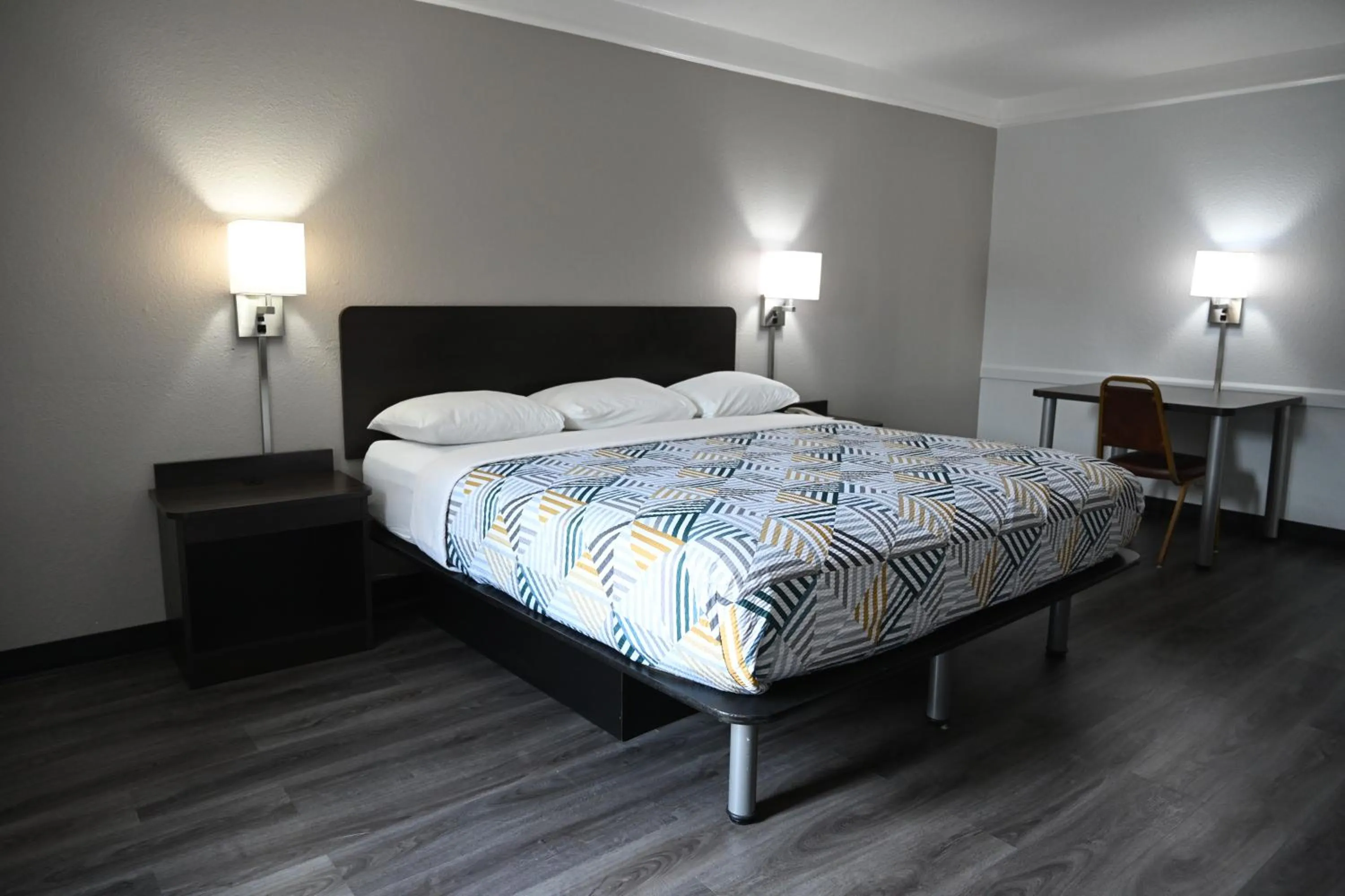 King Room - Disability Access - Non-Smoking in Motel 6-Hazelwood, MO