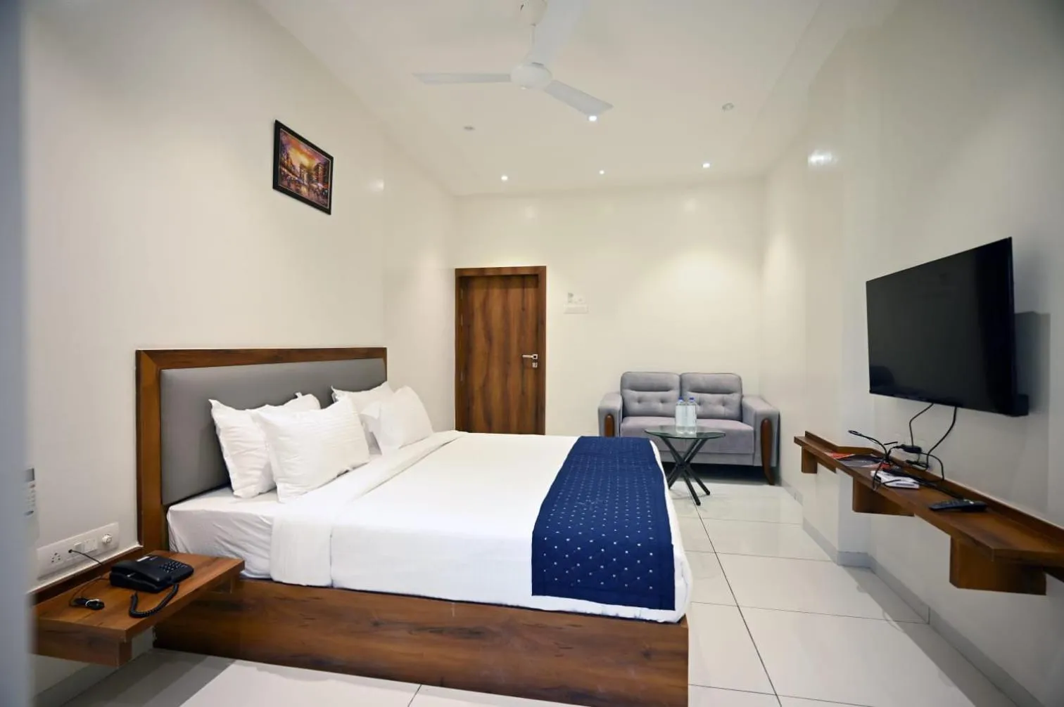 Large Double Room in The Sky Land Hotel & Restaurant