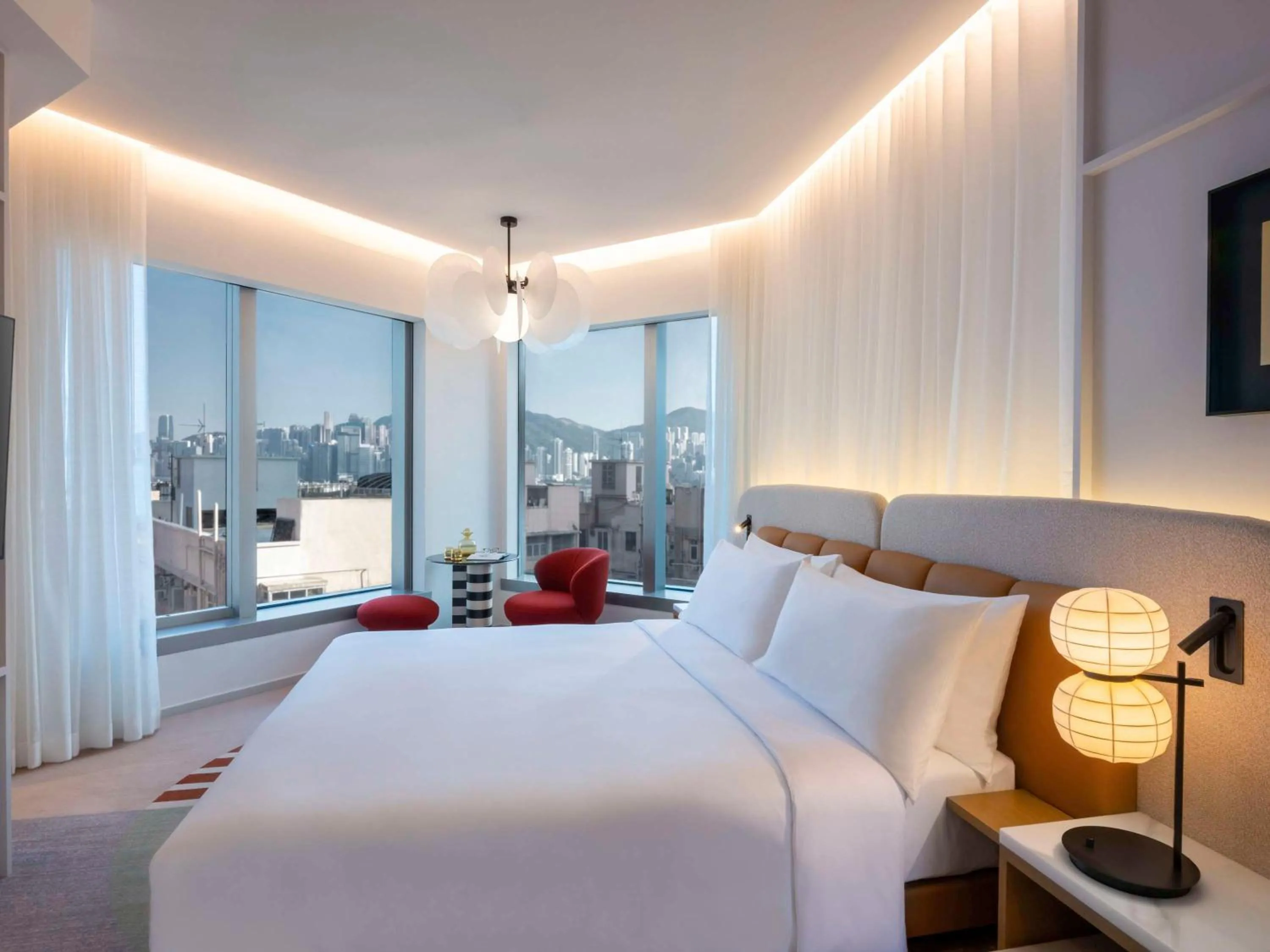 Deluxe king bed room in Mondrian Hong Kong