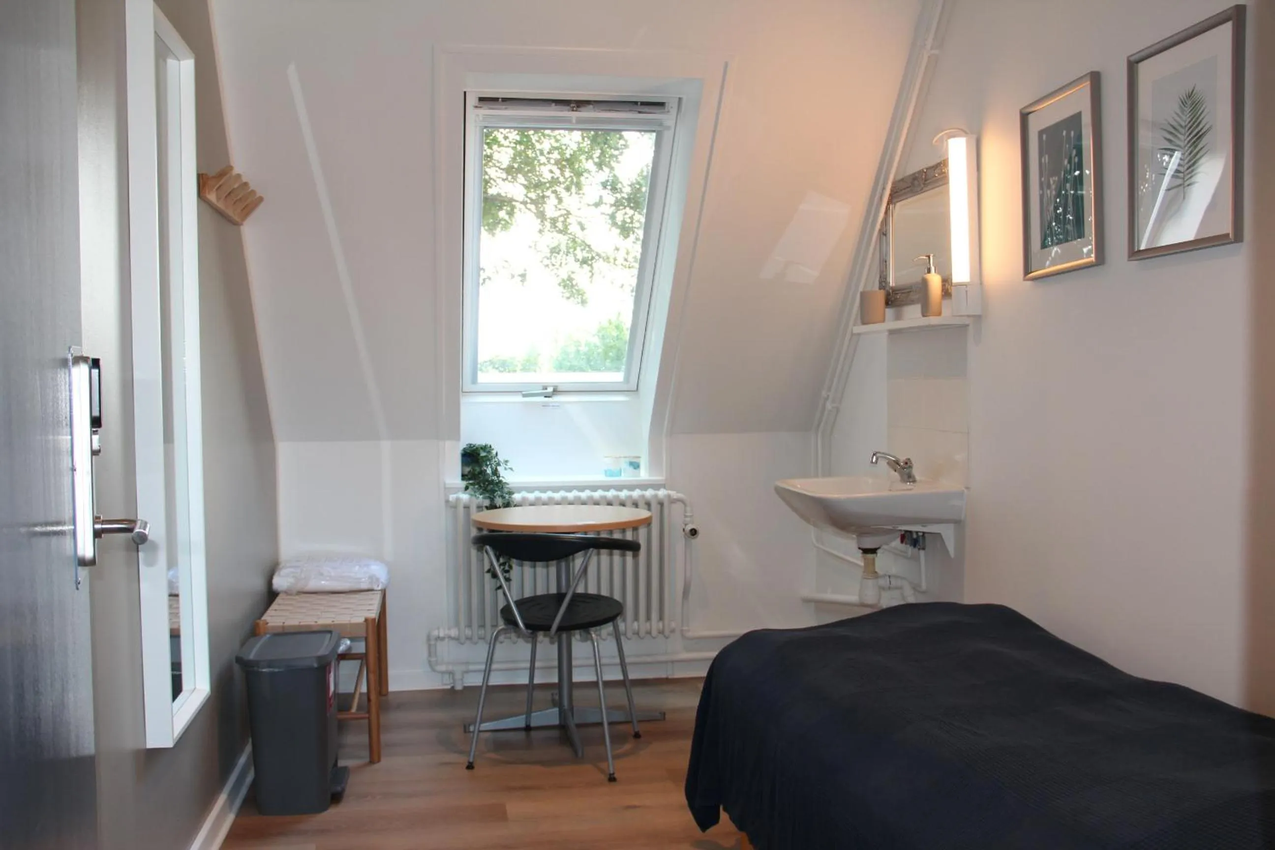 Single Room with Shared Shower and Toilet in Kragsbjerggaard Vandrerhjem