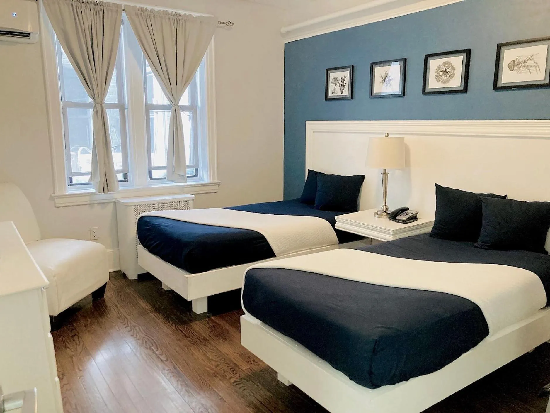 Standard Twin Room in Long Beach Hotel