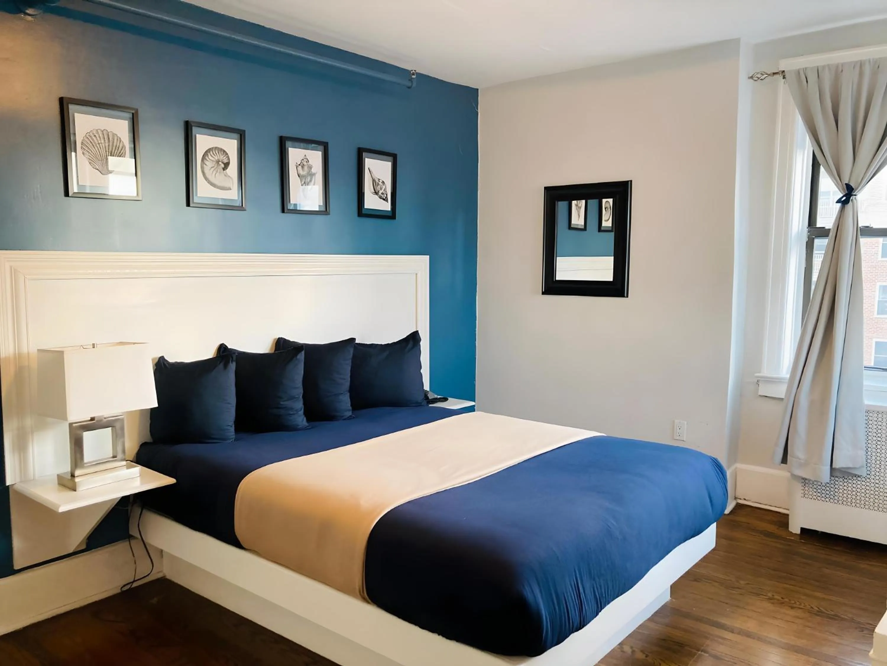 Standard Queen Room in Long Beach Hotel