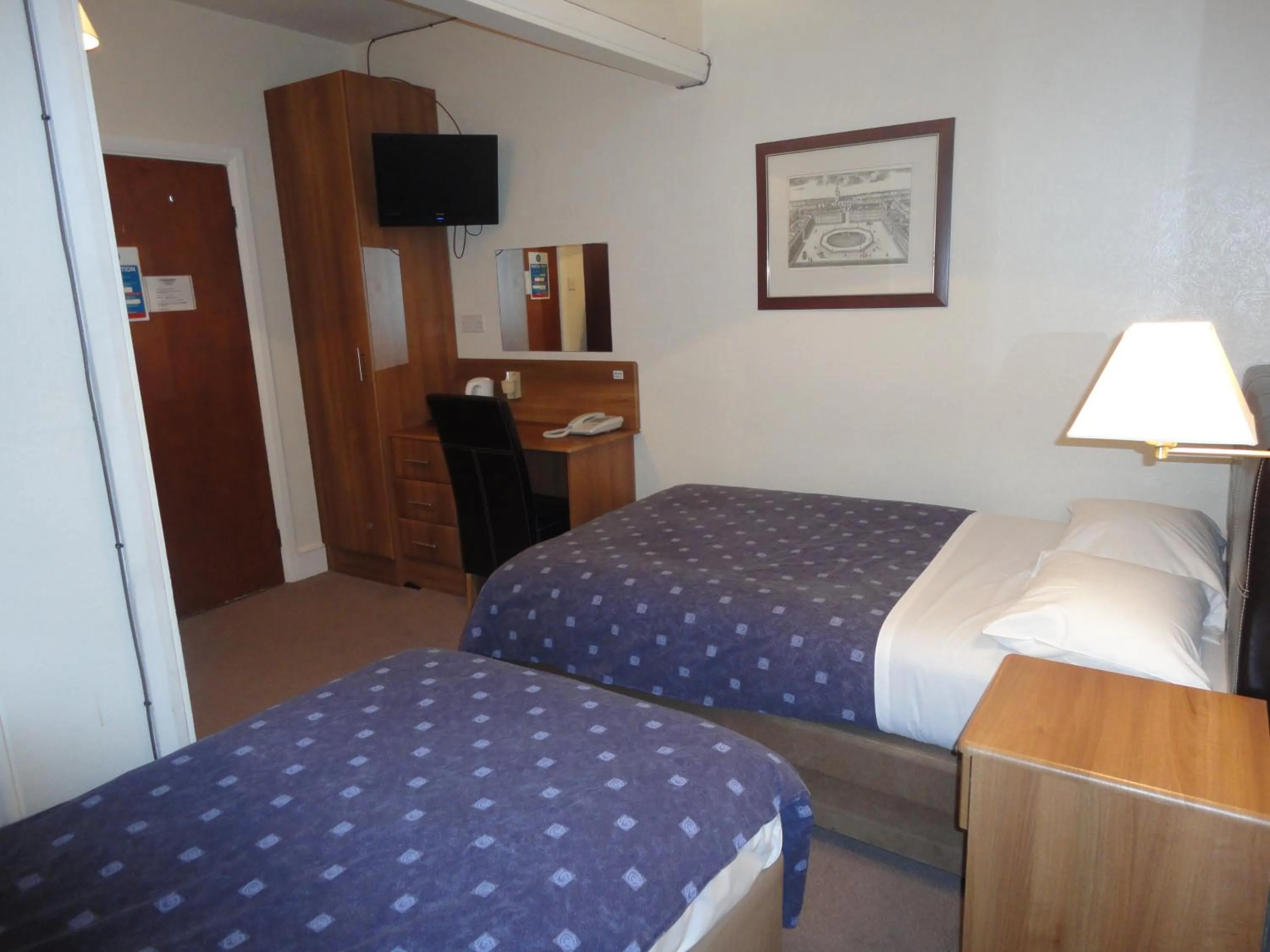 Twin Room in Warwick Lodge