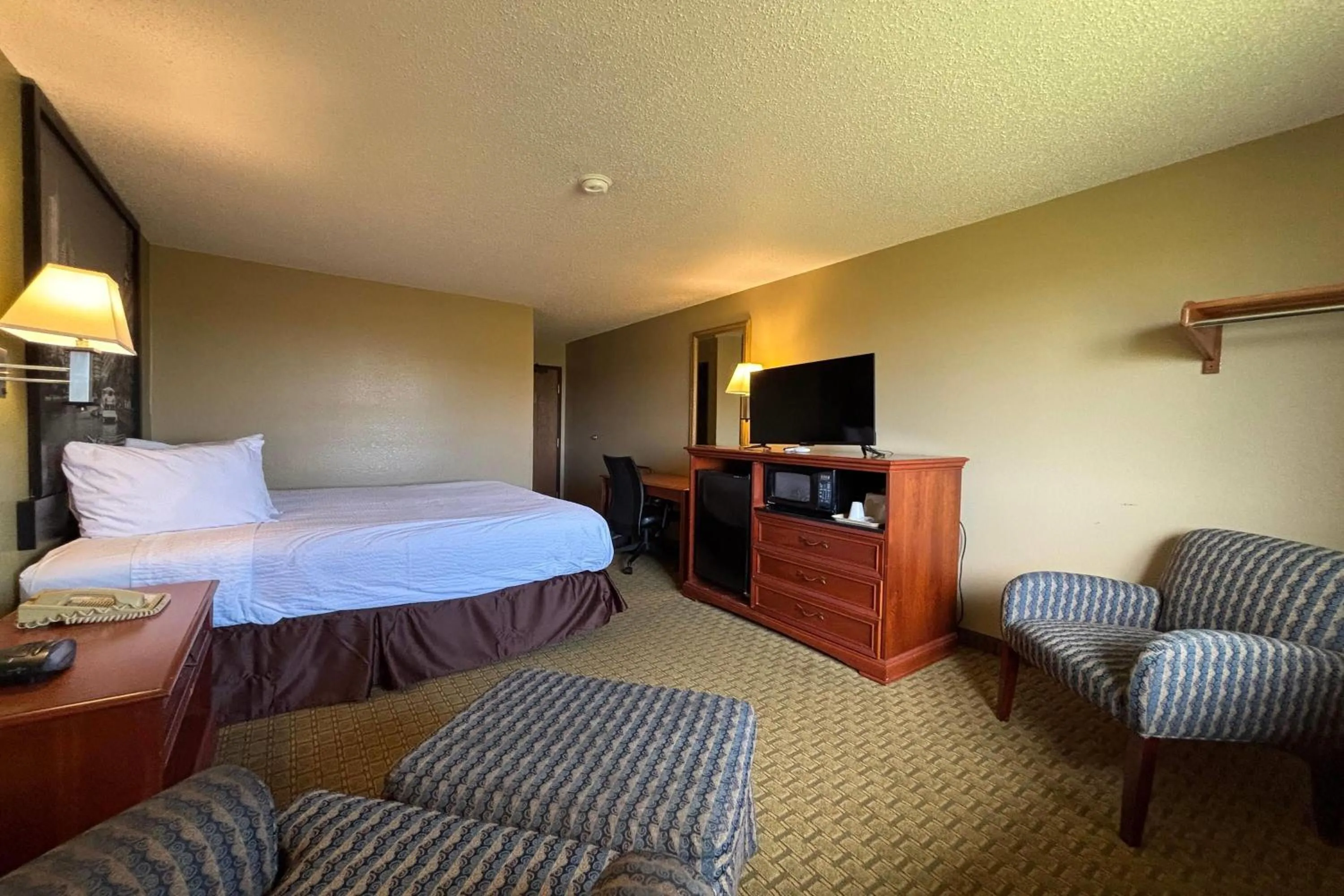 King Room - Non-Smoking in Super 8 by Wyndham Pontiac