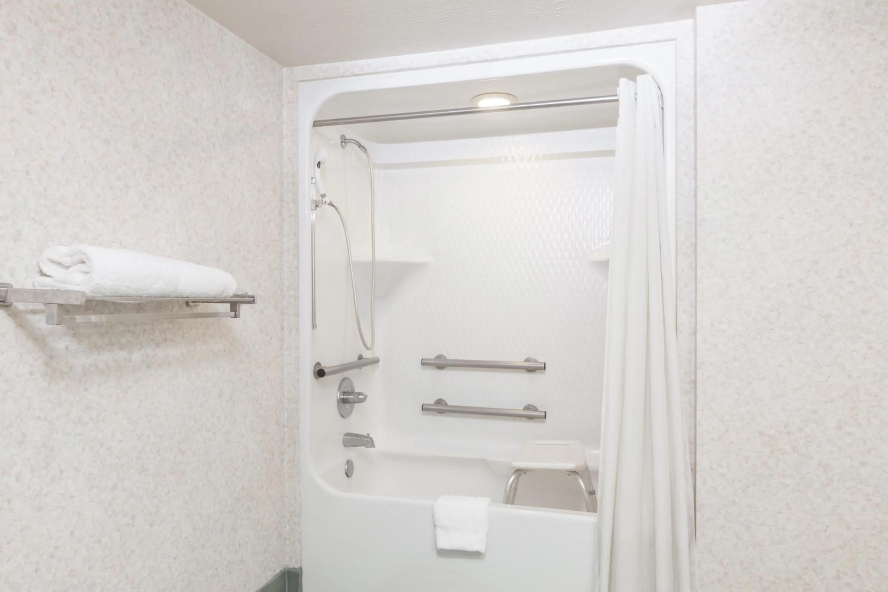 Queen Room with Bath Tub - Mobility/Hearing Accessible - Smoking in Super 8 by Wyndham Jasper TX