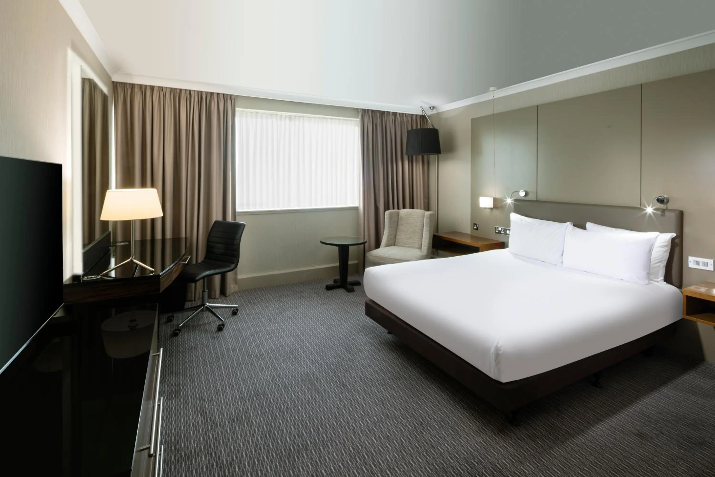 Standard Queen Room with River View - Disability Access in Crowne Plaza Glasgow by IHG