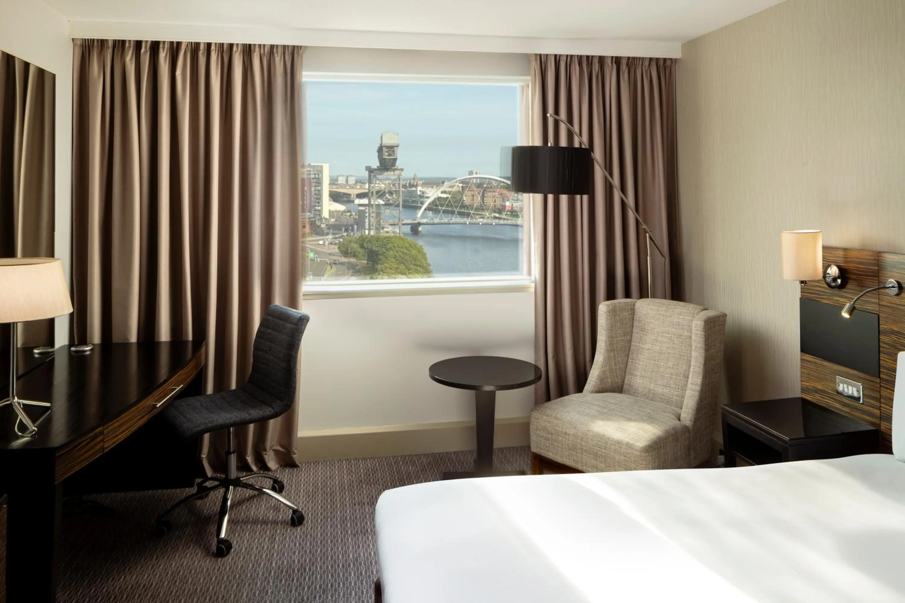 Standard Queen Room with River View in Crowne Plaza Glasgow by IHG