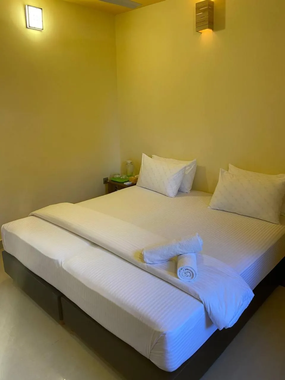 Deluxe Queen Room in White Sand Inn