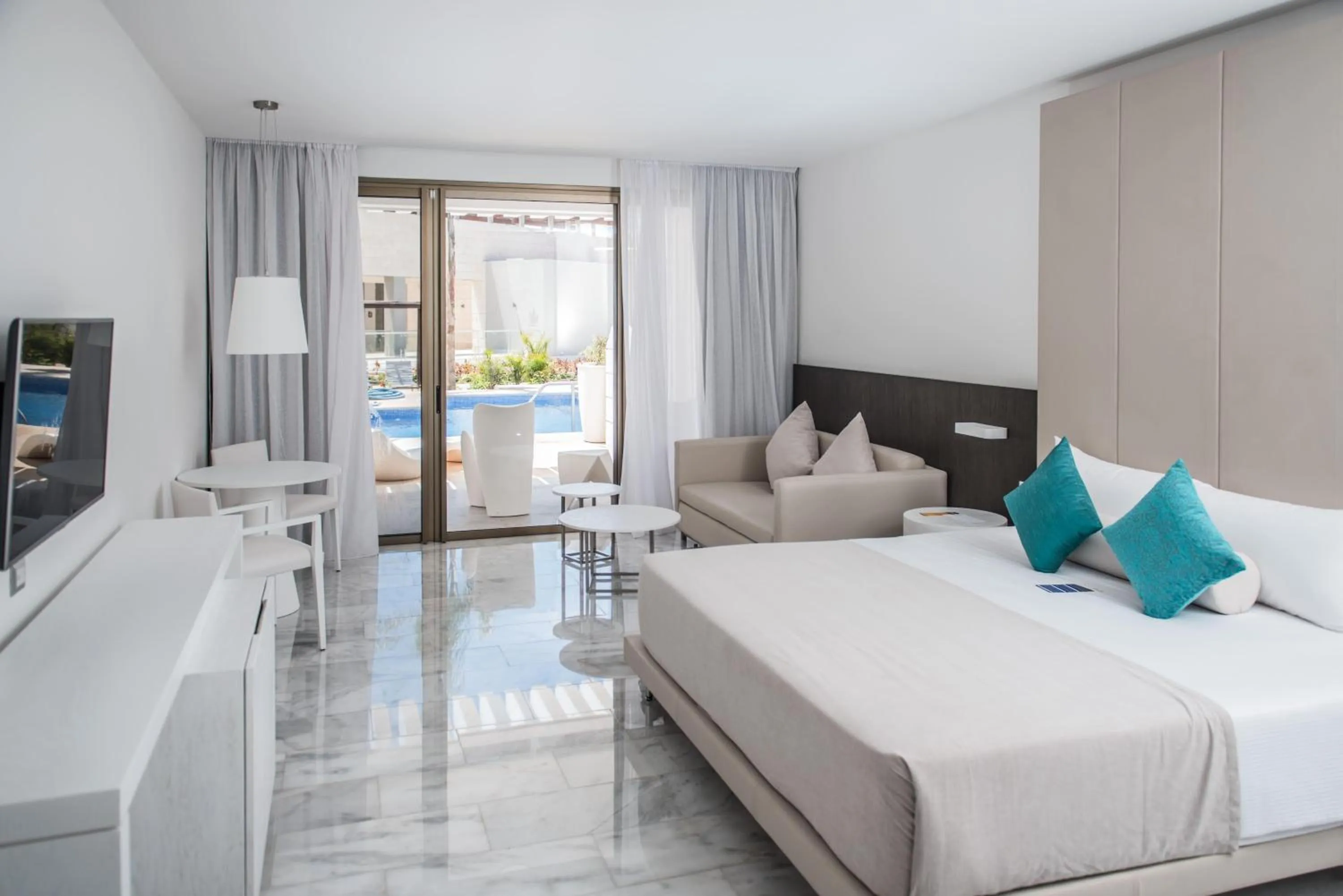 Deluxe Junior Suite with Pool Access - single occupancy in Platinum Yucatan Princess Adults Only - All Inclusive