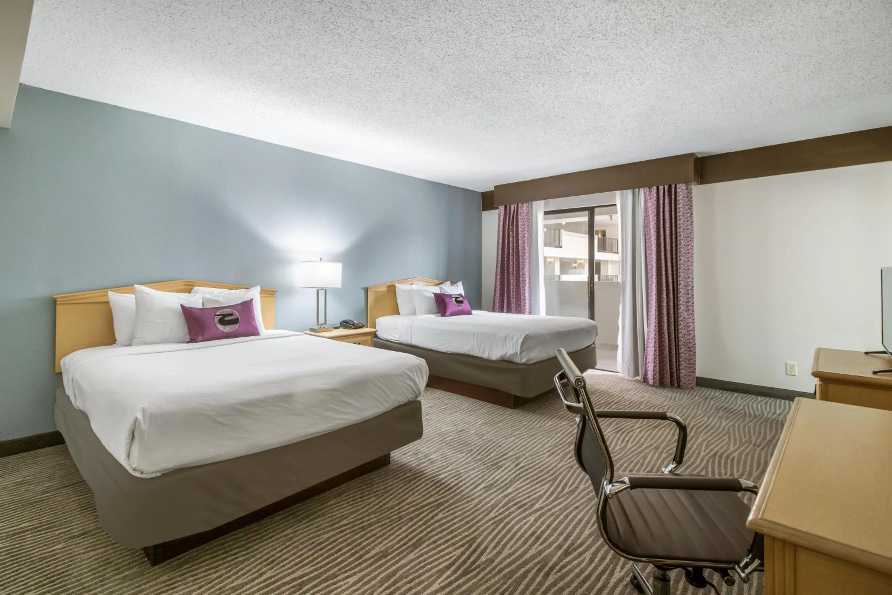 Queen Suite with Two Queen Beds in Clarion Hotel Jackson Northwest