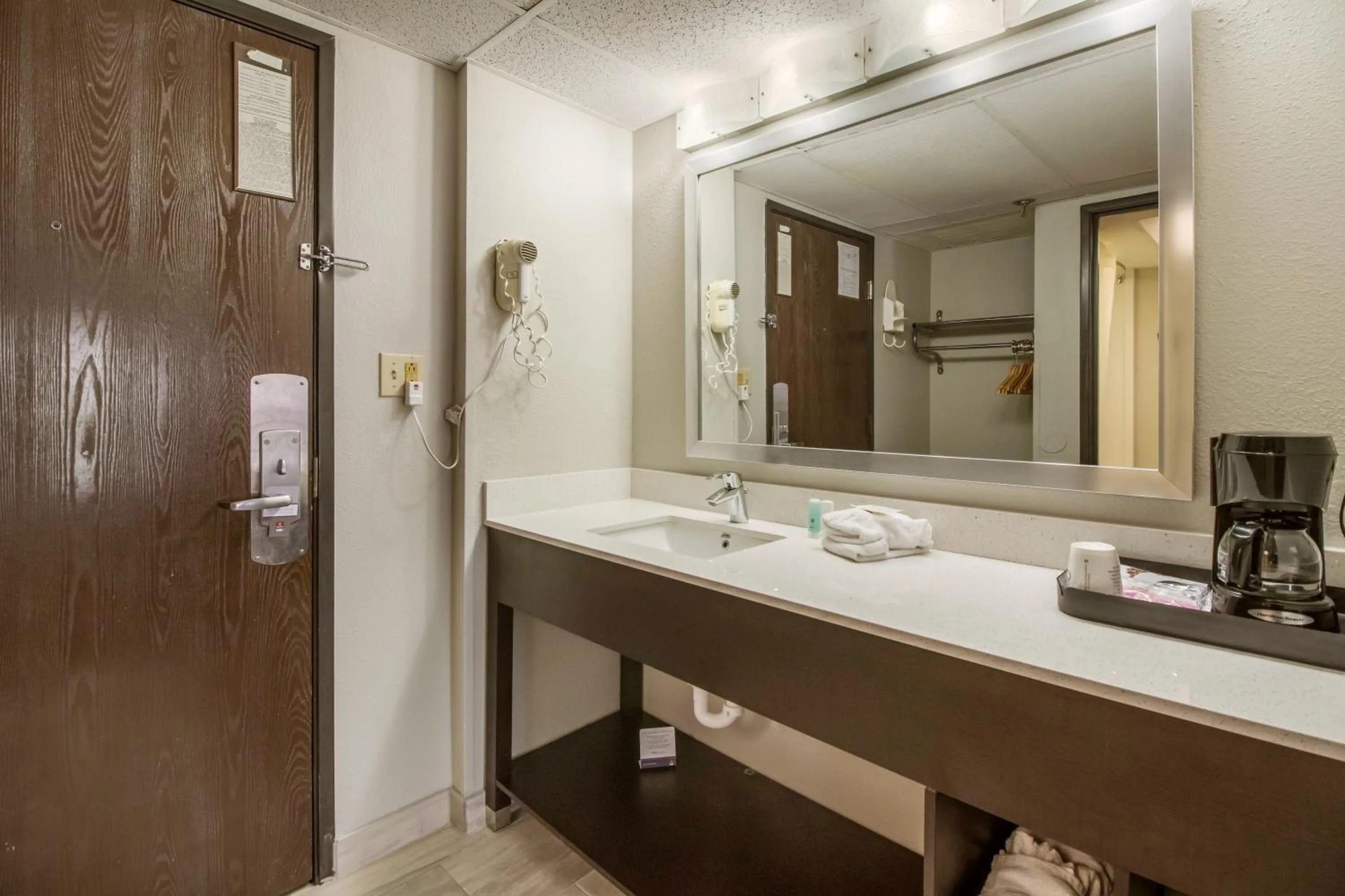 Efficiency King Room - Accessible/Non-Smoking in Clarion Hotel Jackson Northwest