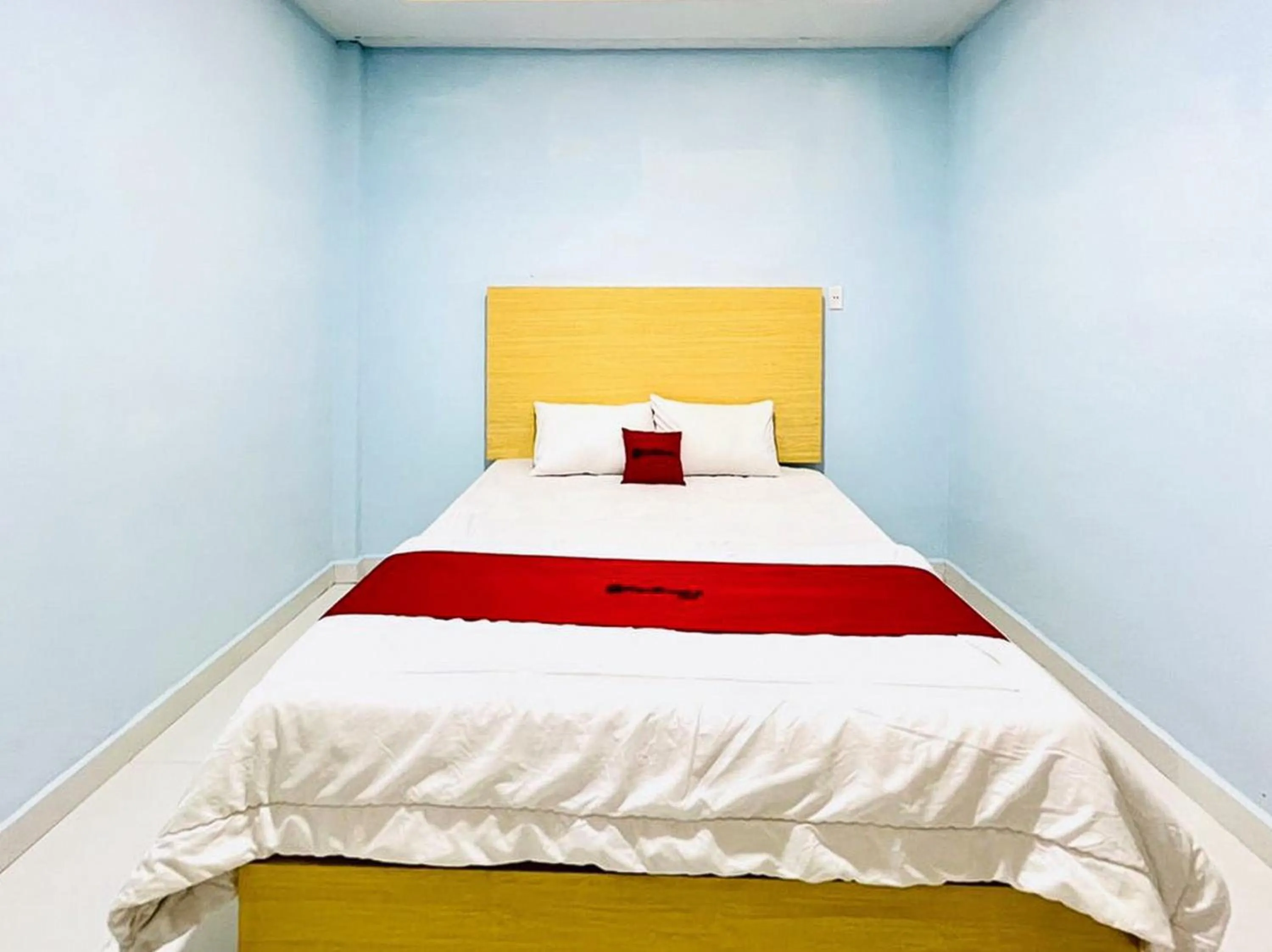 Superior Queen Room - single occupancy in RedDoorz @ Jalan Lintas Pematangsiantar