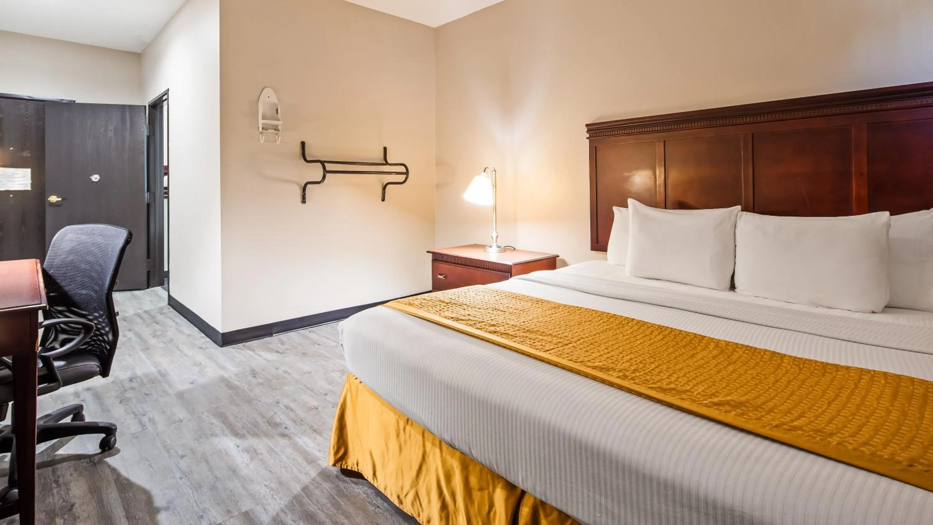 King Room with Roll-In Shower - Mobility Access in SureStay Hotel by Best Western Orange