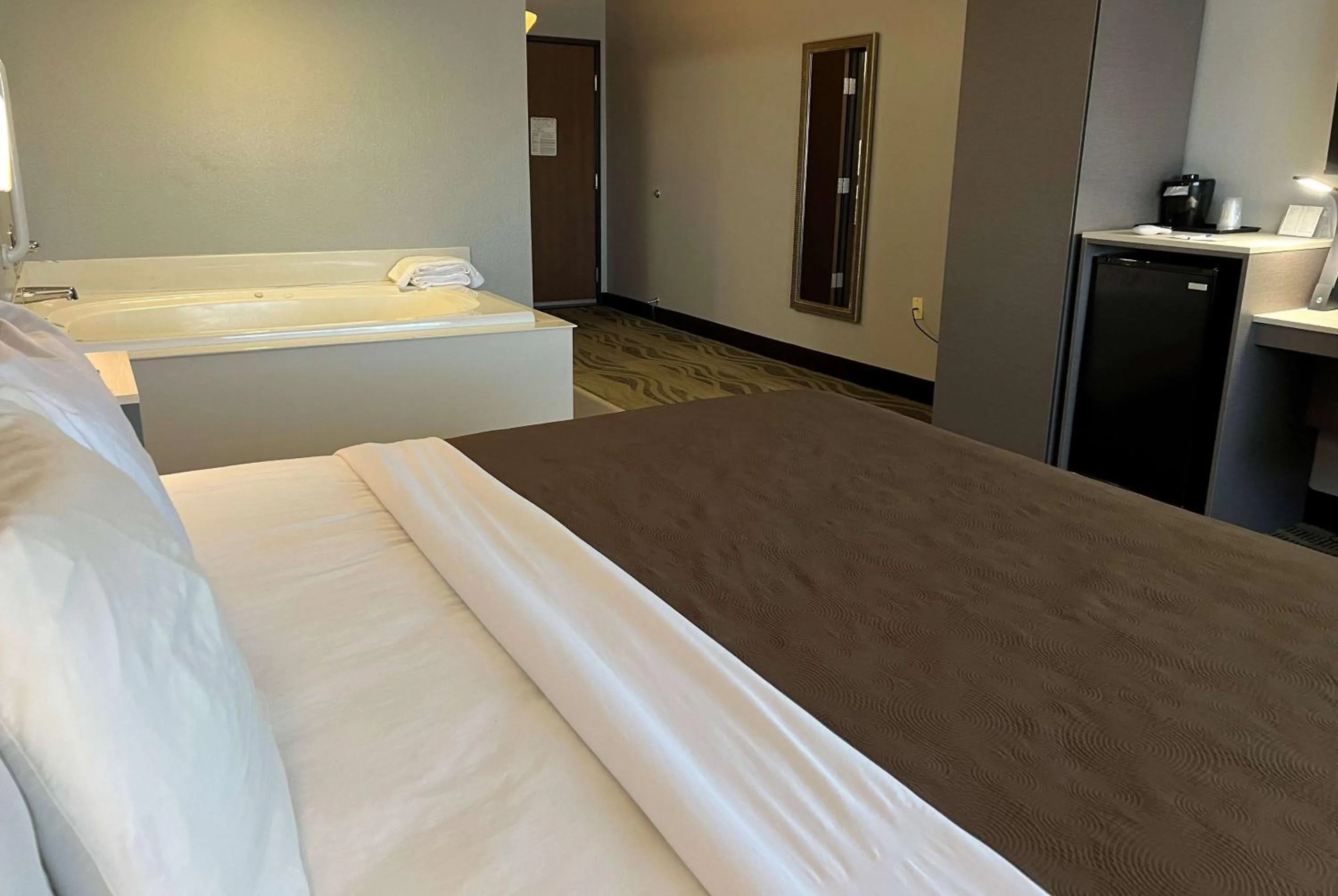 King Room - Mobility Access/Non-Smoking in AmericInn by Wyndham Republic