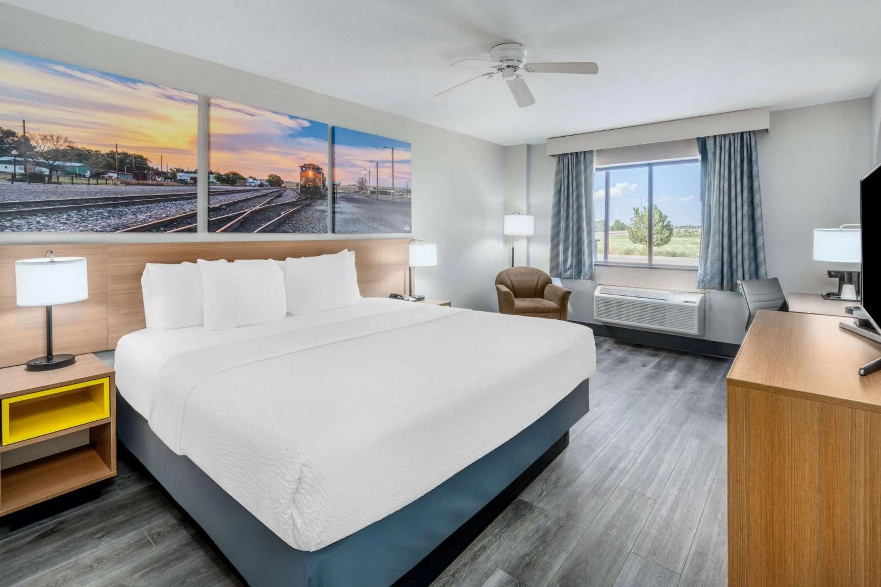 King Room - Disability Access/Non-Smoking in Days Inn by Wyndham Lamar