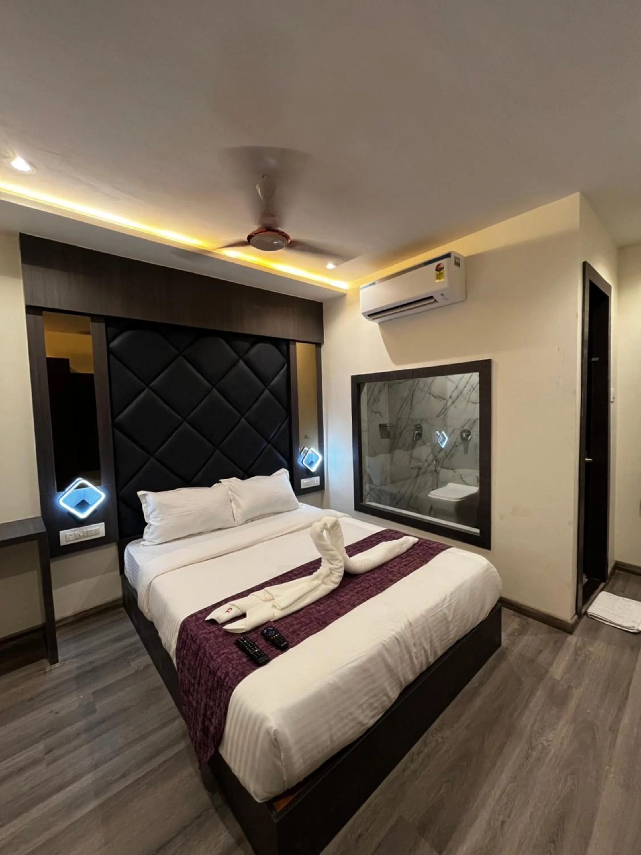 Superior Double Room - single occupancy in Hotel Classio Andheri - Near DN Nagar Metro Station