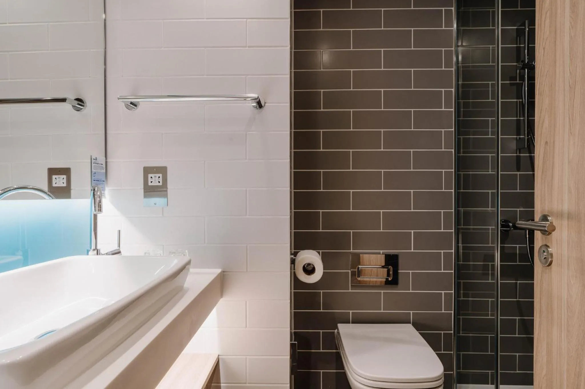 Standard Queen Room with Free Hot Breakfast - Top Floor in Holiday Inn Express Liverpool - Central by IHG