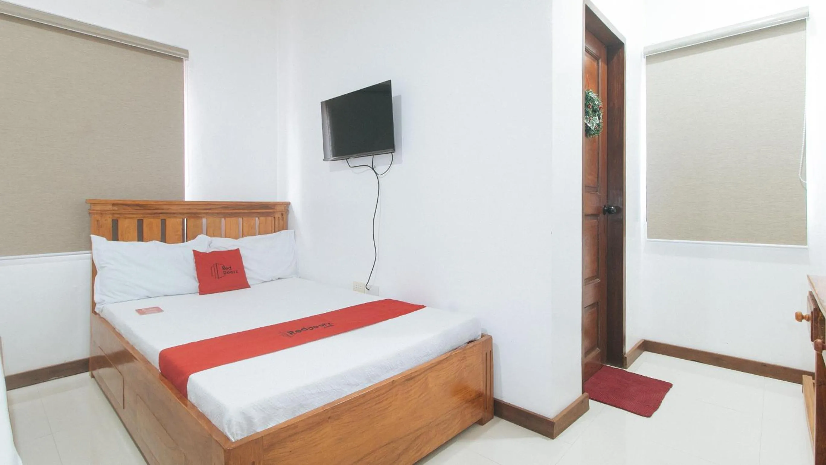 Deluxe Room in RedDoorz at Casa Rafaelle Transient Ilocos Sur