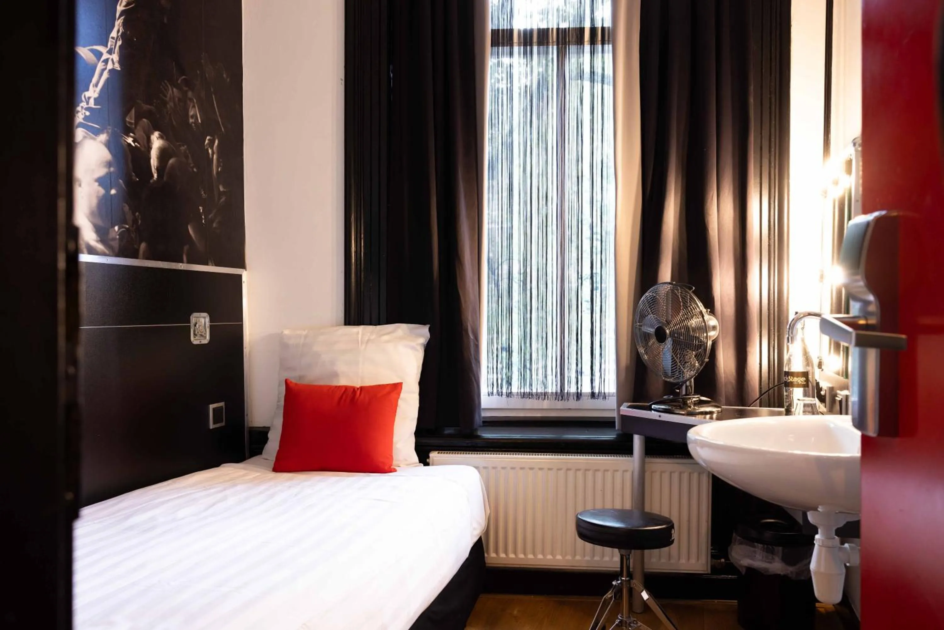 Single Room with Shared Toilet and Bathroom in Backstage Hotel Amsterdam