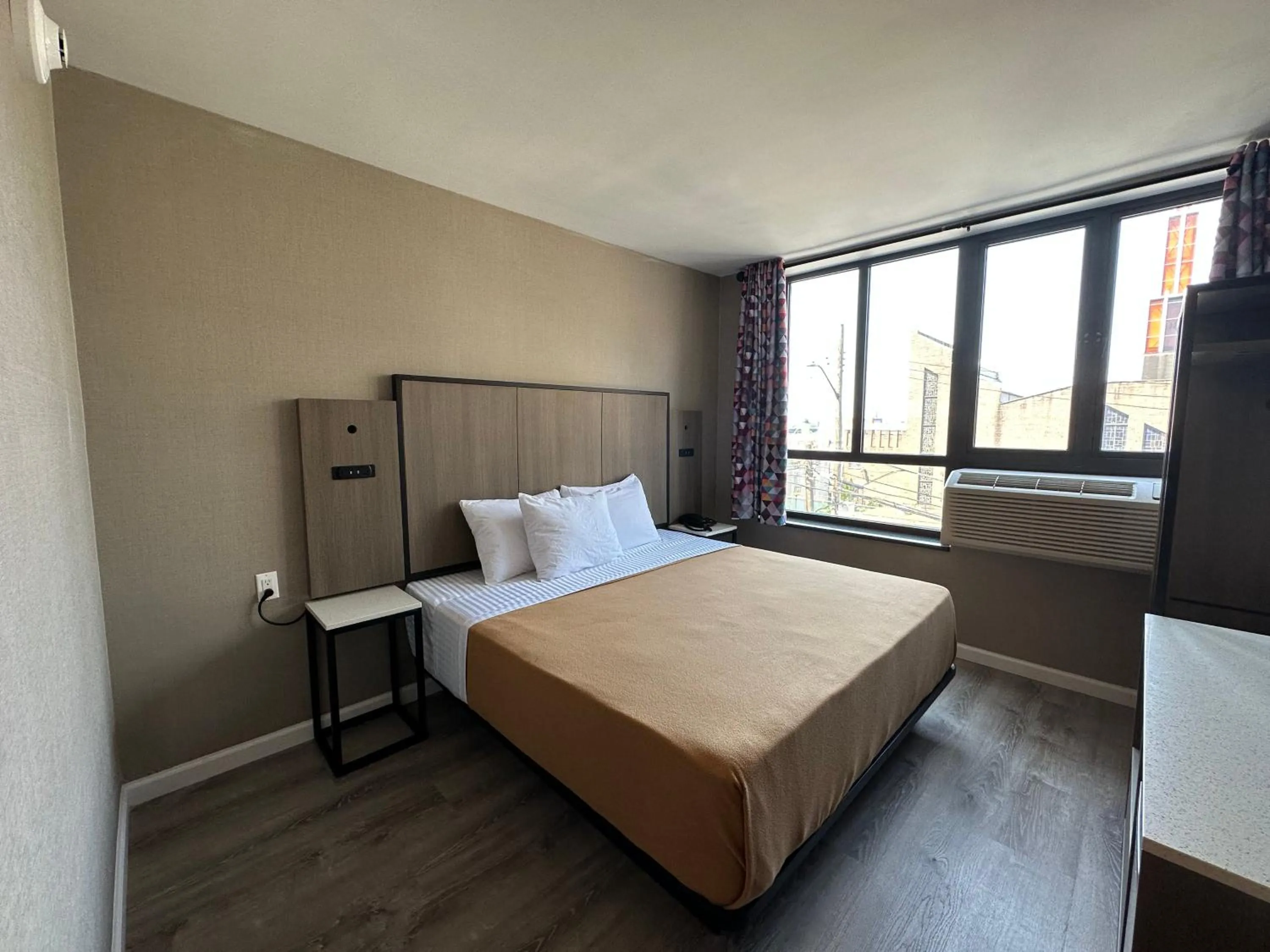 Standard King Room in Regal Inn & Suites New York LaGuardia Hotel