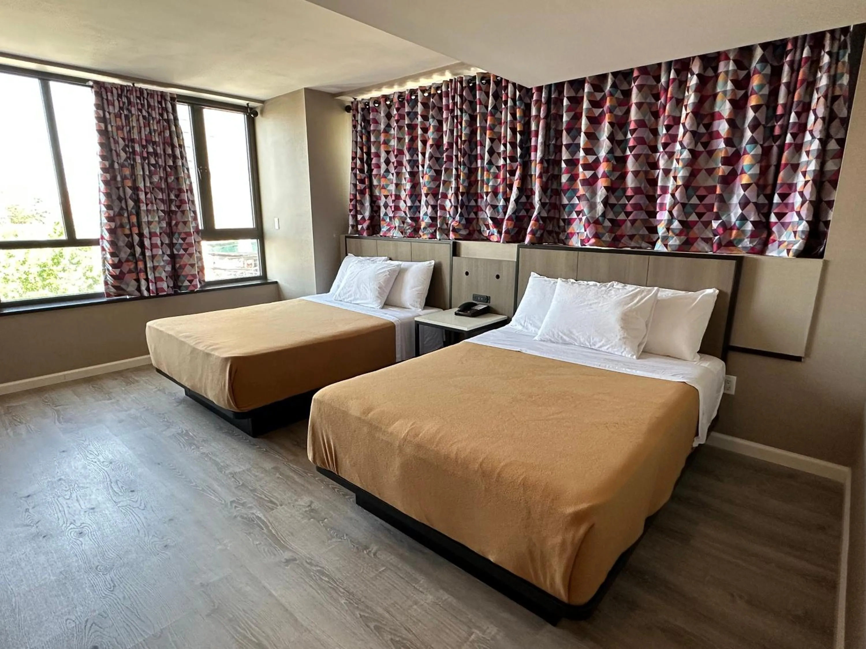 Deluxe Queen Suite in Regal Inn & Suites New York LaGuardia Hotel