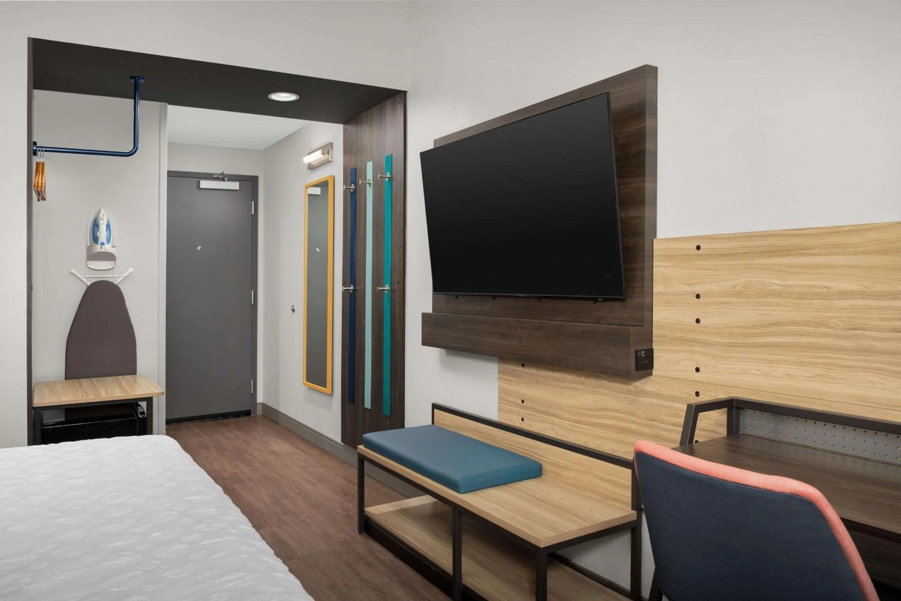 King Room with Walk-In Shower - single occupancy in Tru By Hilton Jacksonville Airport