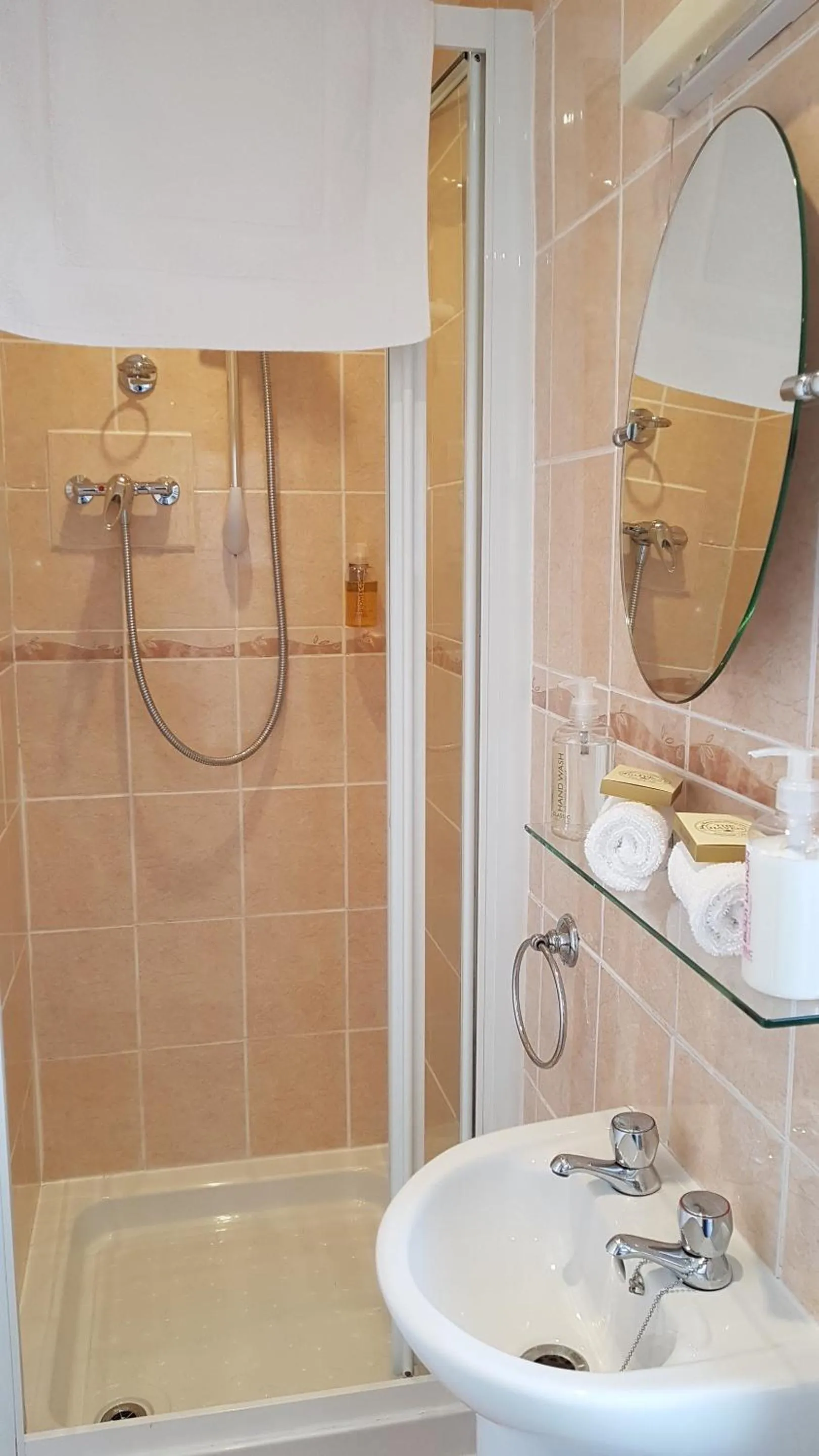 Twin Room with En-Suite in The Wycliffe