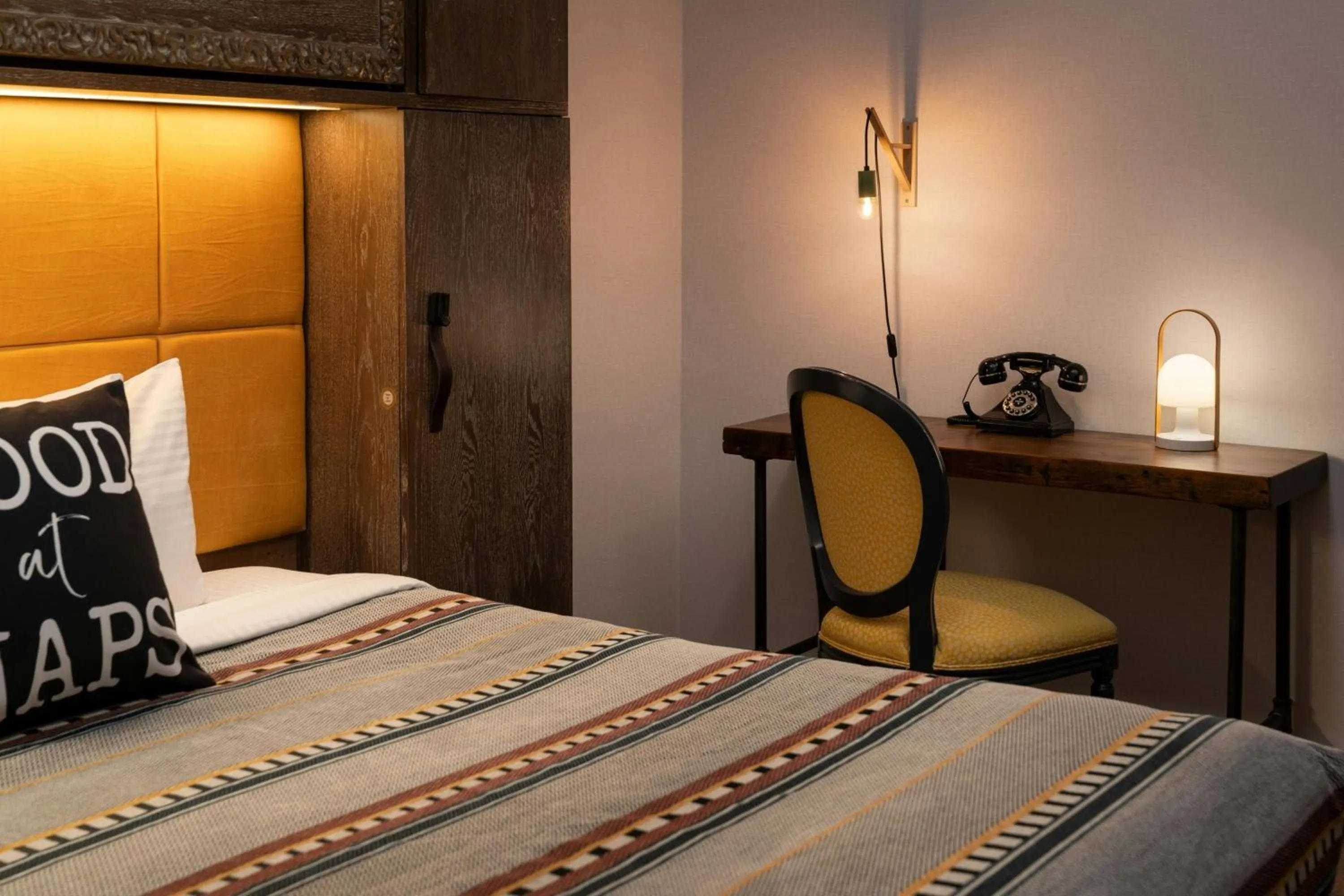 PETITE QUEEN - 135 SQF, Guest room in The Waterman