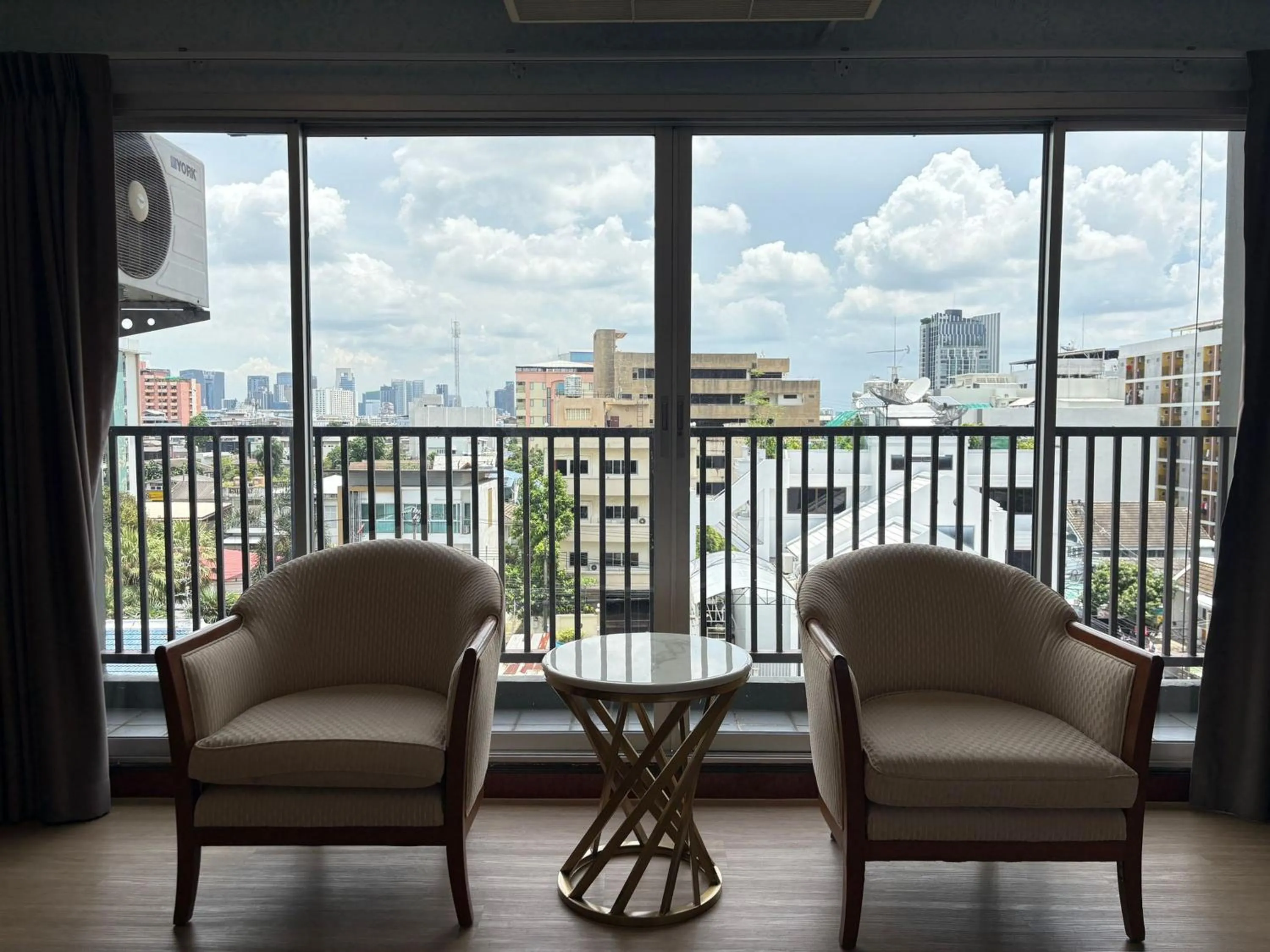 Deluxe Double Room in OYO 75446 Travis Inthamara 49