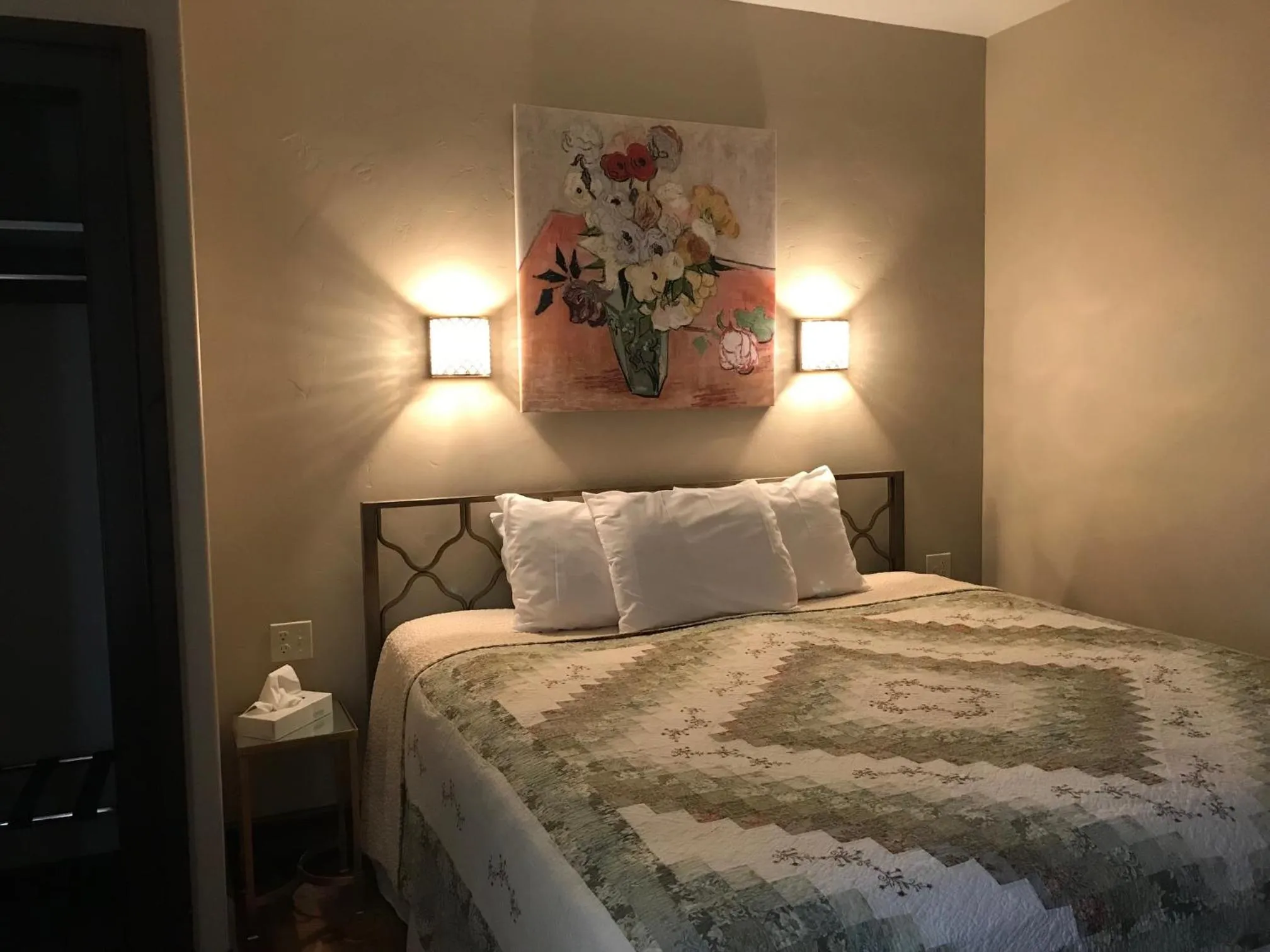 King Room - single occupancy in Riverside Hot Springs Inn & Spa - Adults Only