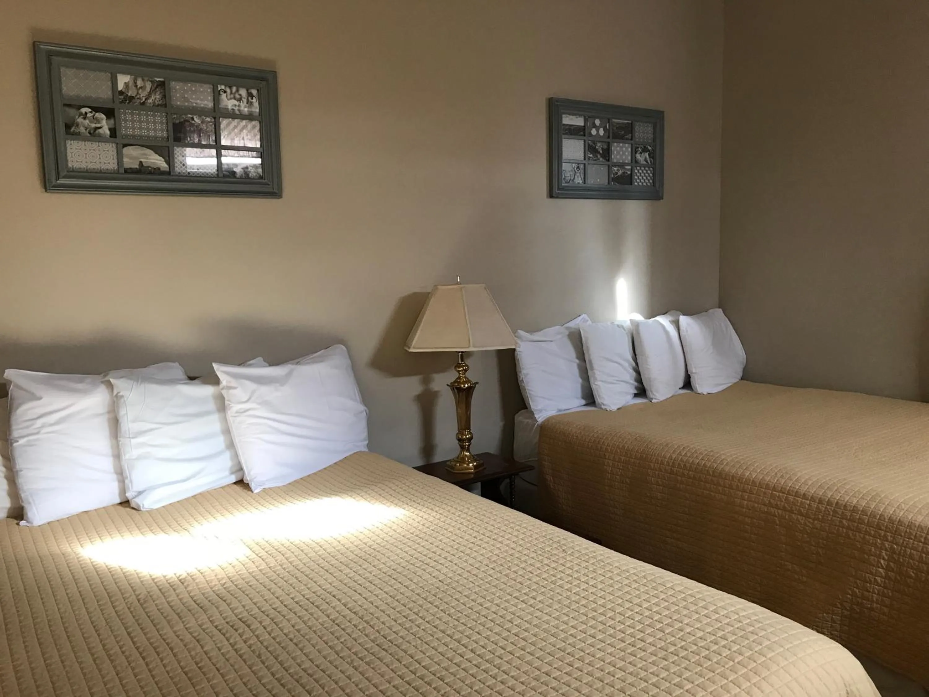 Queen Room with Two Queen Beds in Riverside Hot Springs Inn & Spa - Adults Only