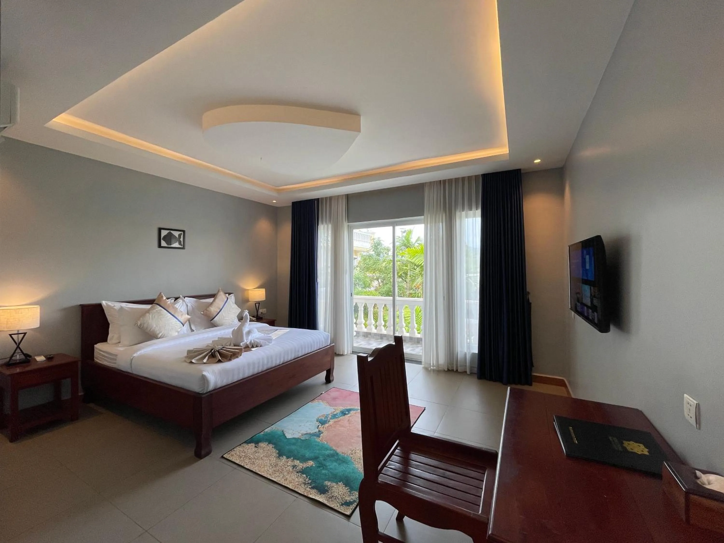 Deluxe king with Balcony - Free One Way Shuttle Service to Town in Sokchea Kampot Hotel