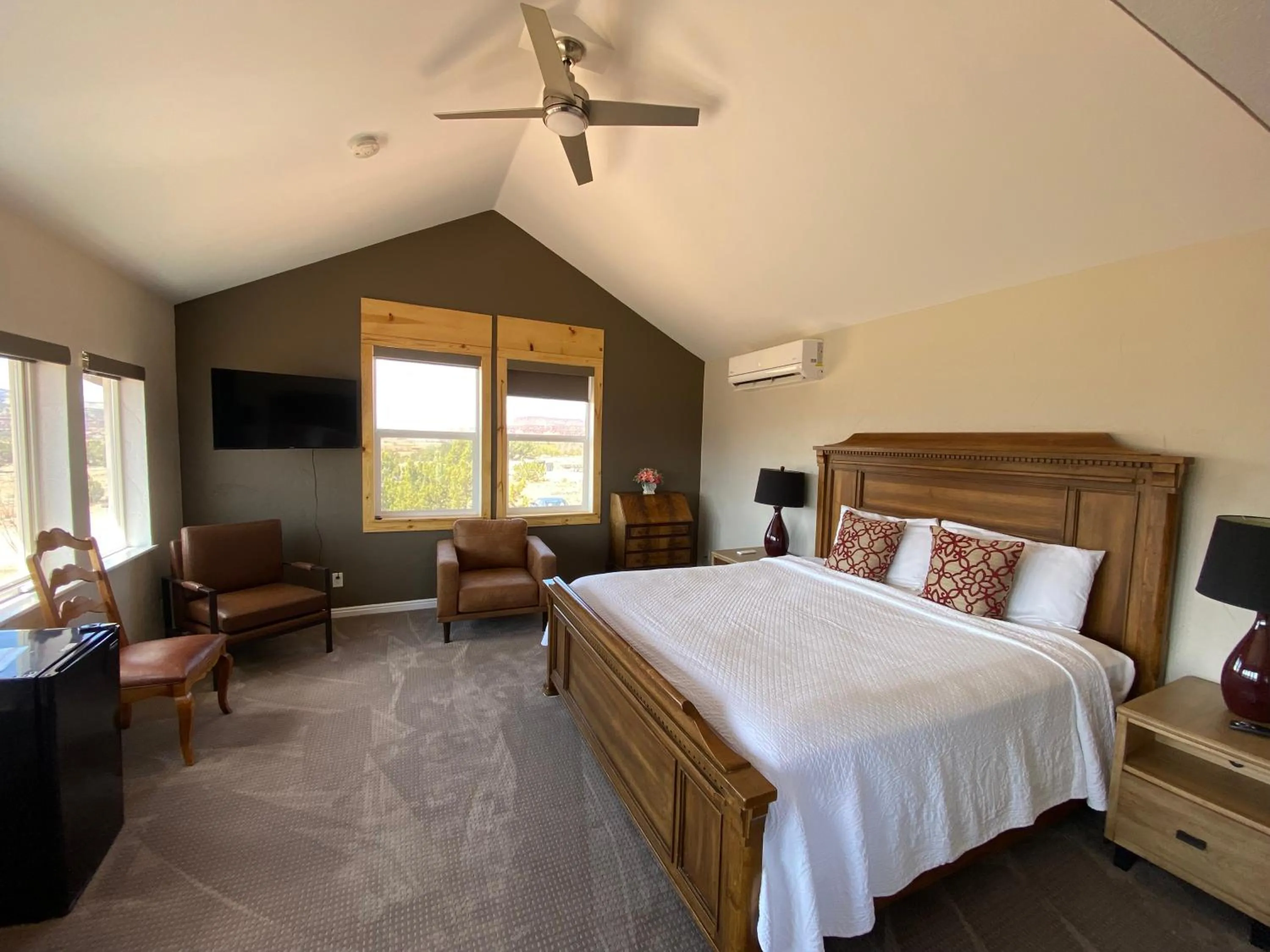 King Room with Balcony in SkyRidge Inn