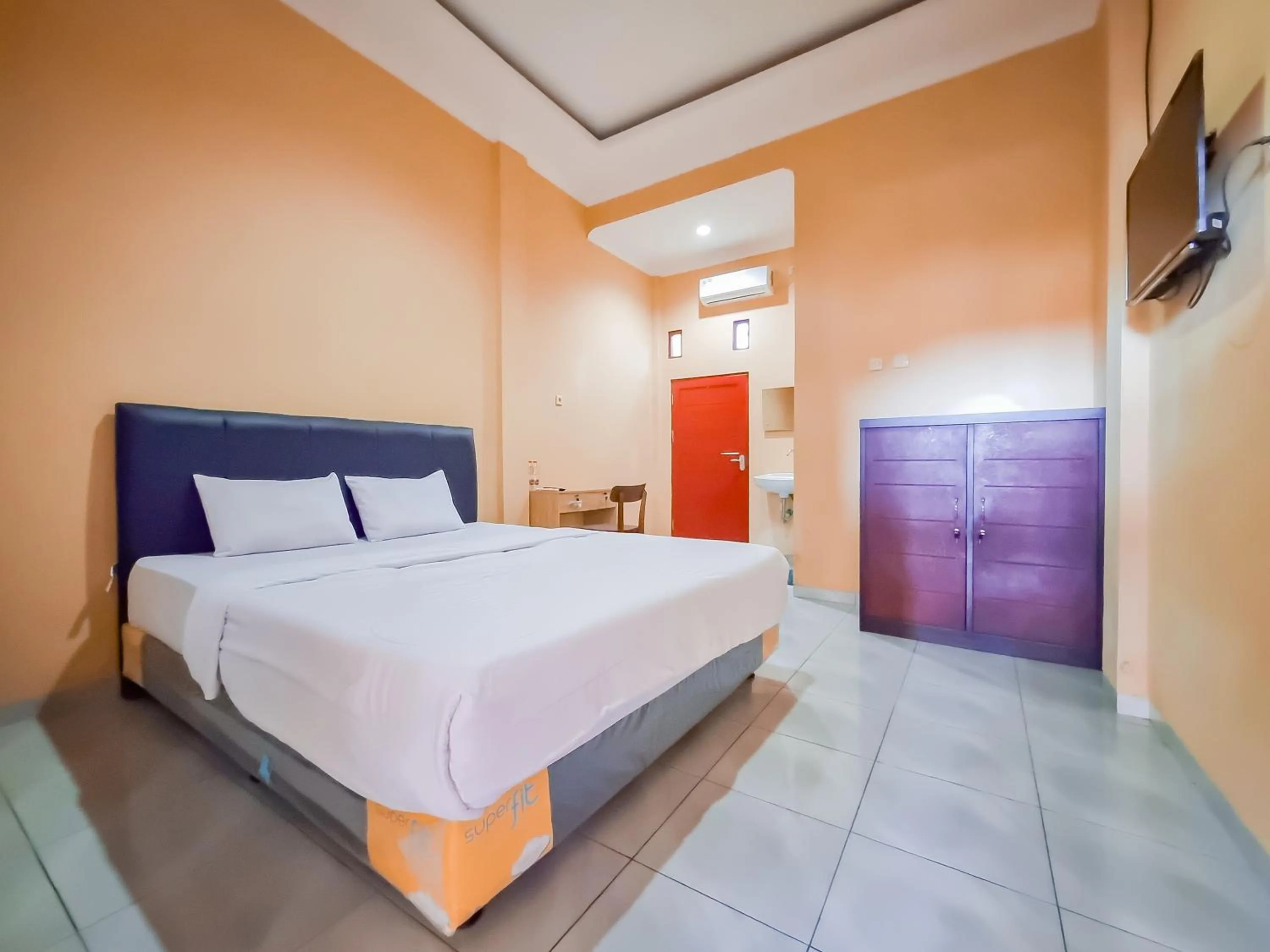 Standard Double Room in RedDoorz near Kantor Gubernur Kalimantan Tengah