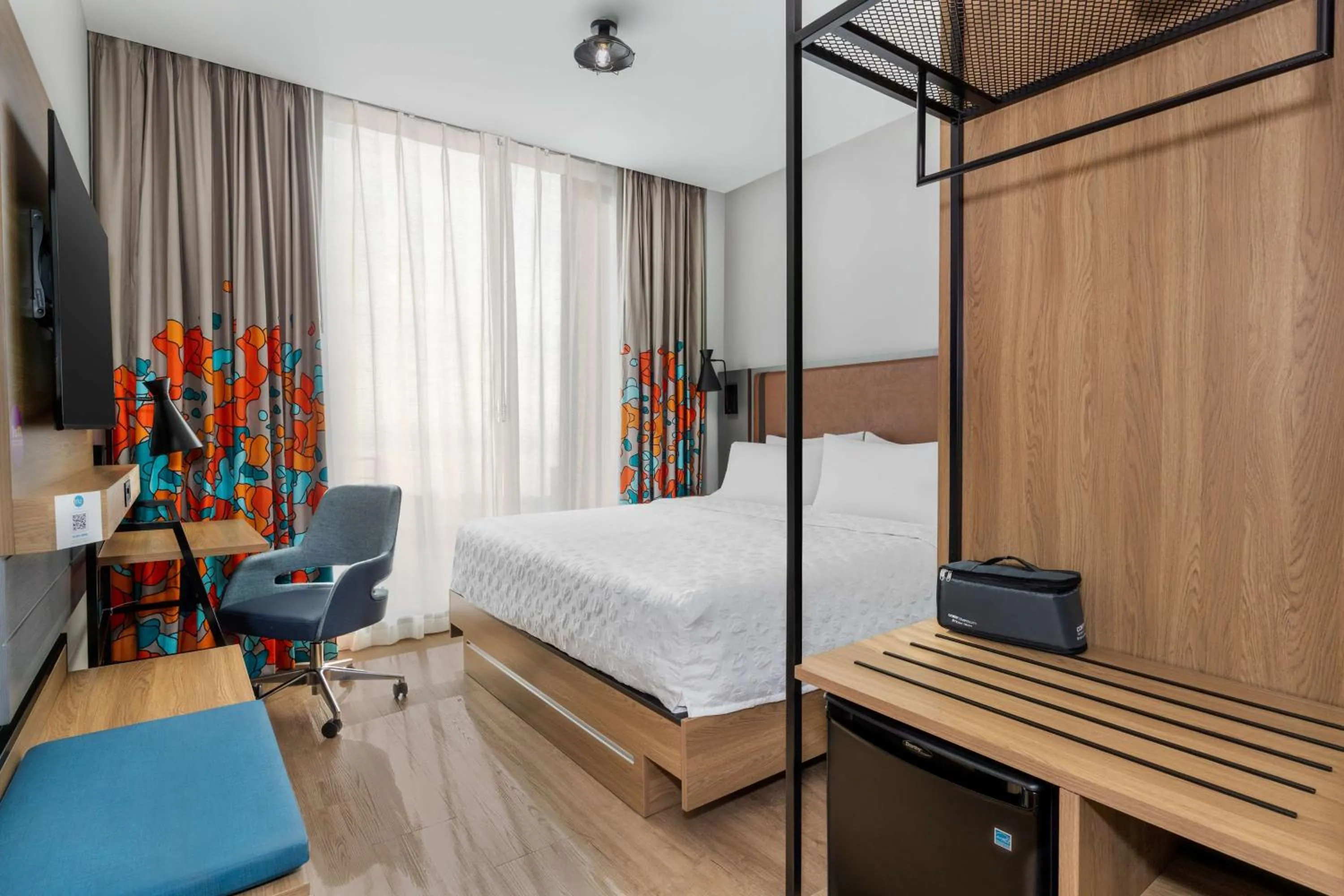 King Room with Roll-In Shower - Mobility and Hearing Access in Tru By Hilton Brooklyn