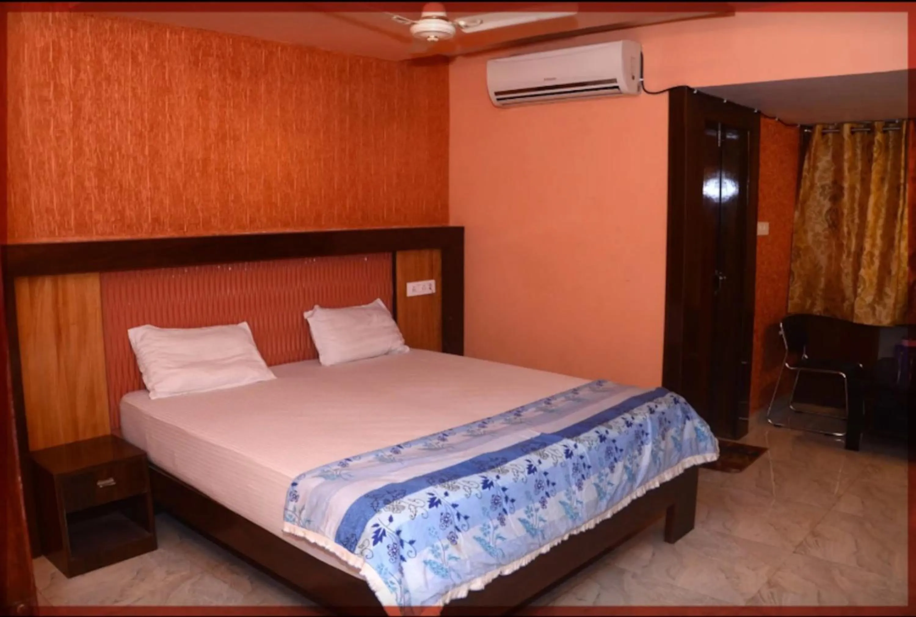 Deluxe King Room in Goroomgo Swastik Guest House Varanasi Near Kashi Vishwanath Temple