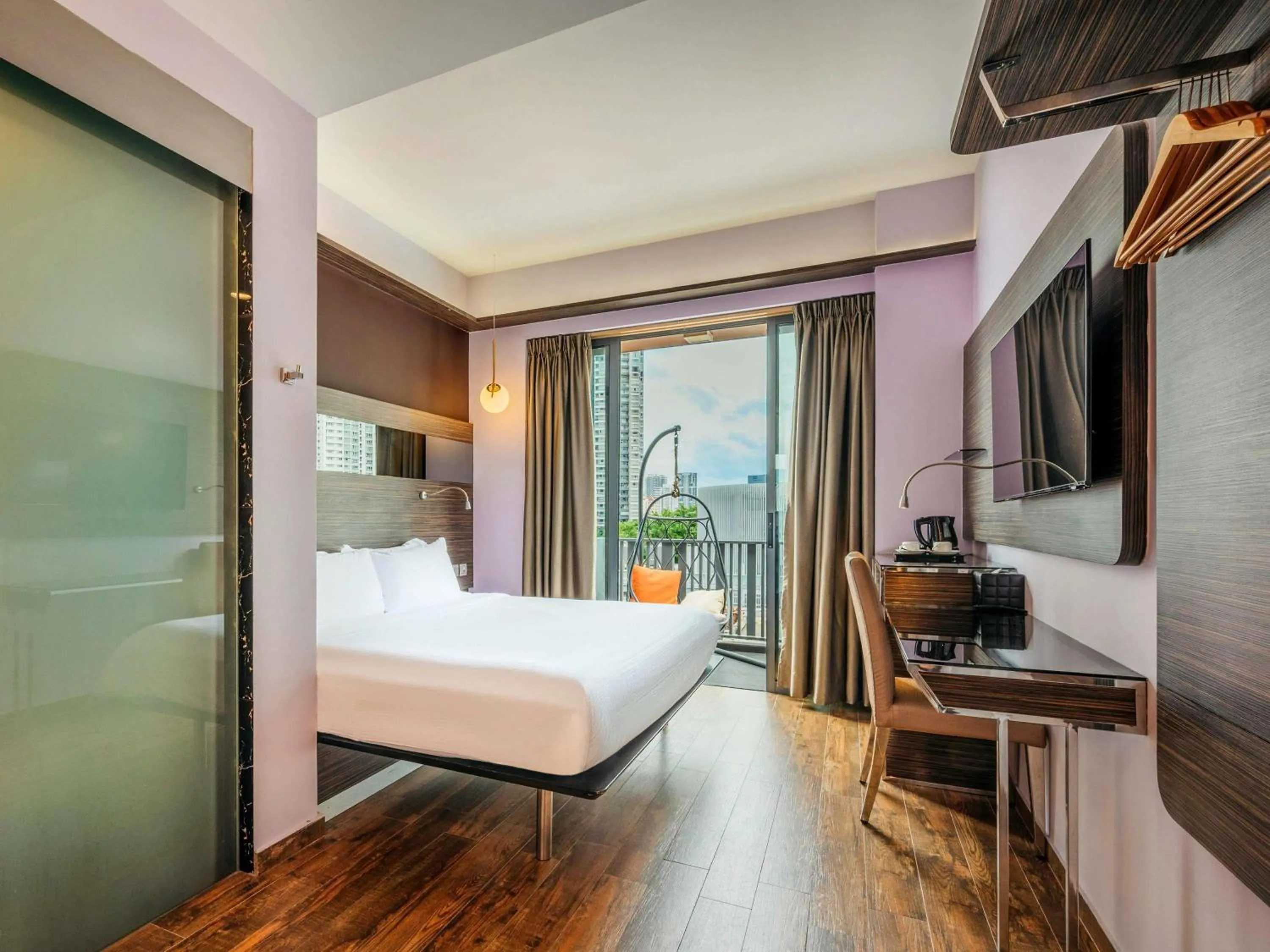 Classic Double Room with Balcony in Mercure Singapore Tyrwhitt