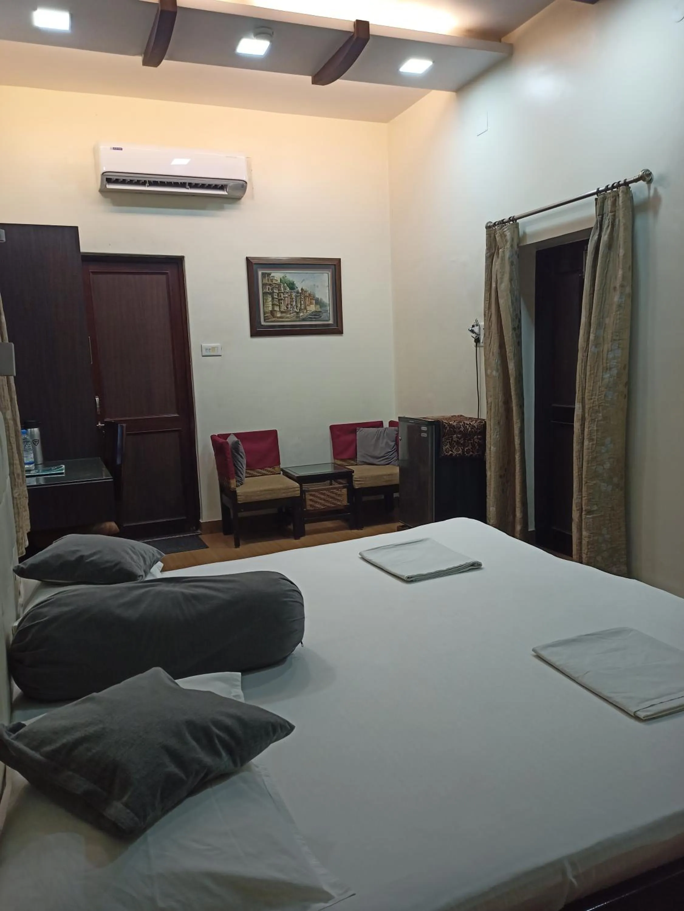 Premium Double Room (Includes Ganga Aarti and Darshan assistance to Kashi Vishwanath Temple) in Hotel Alka